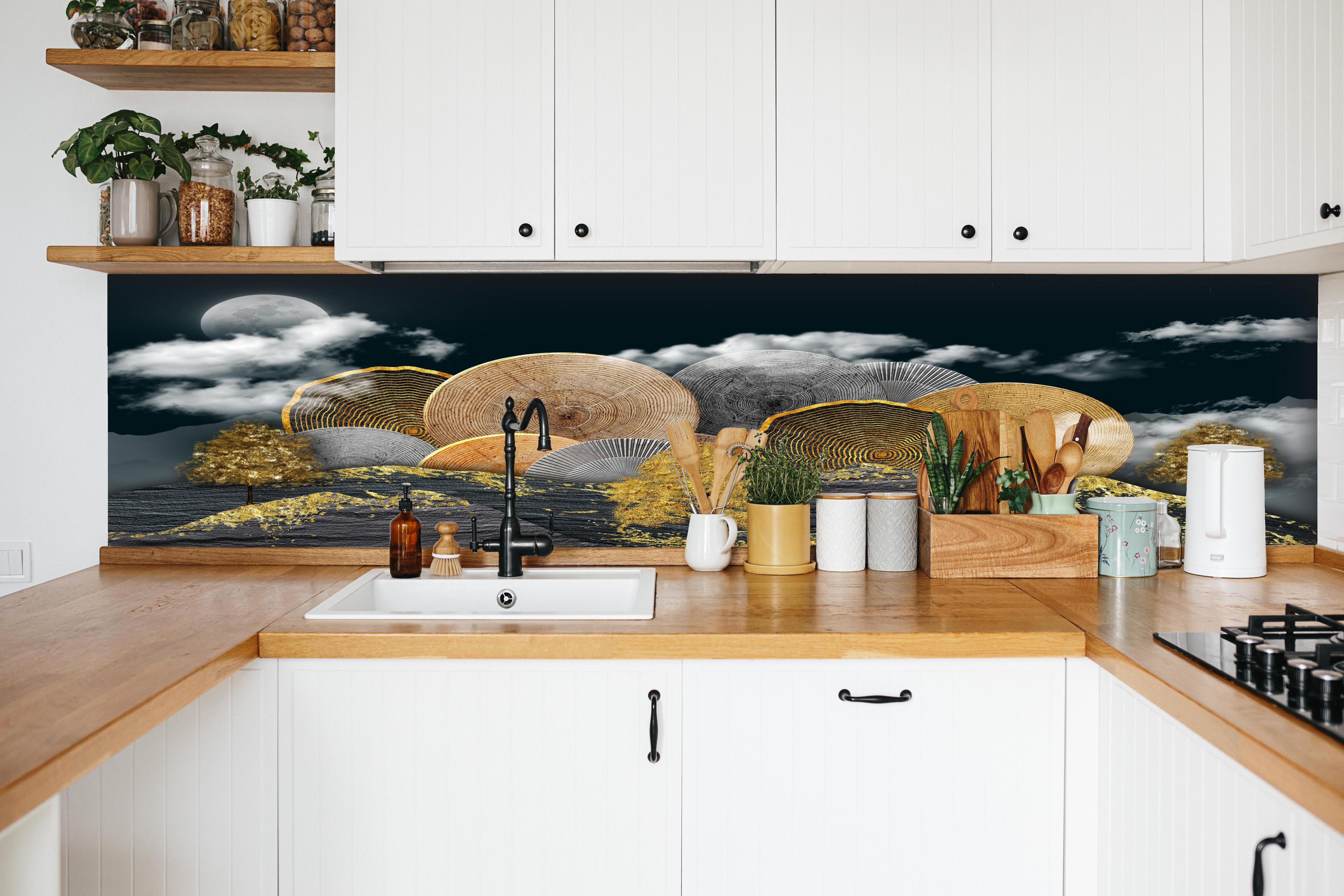 Küche - Abstraktes Landschaftsmuster - Nächtlich hinter weißen Hochglanz-Küchenregalen und schwarzem Wasserhahn