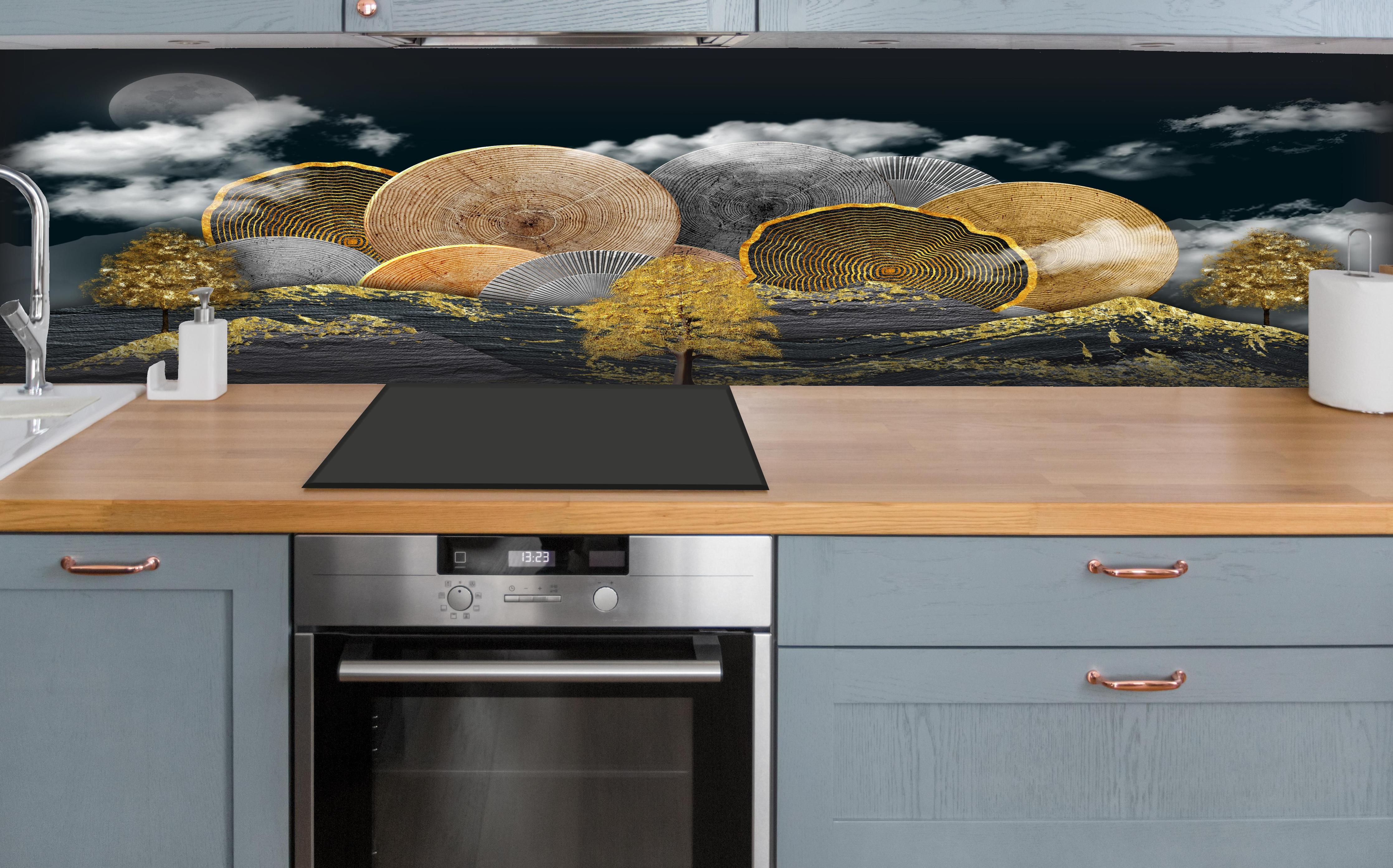 Küche - Abstraktes Landschaftsmuster - Nächtlich hinter weißen Hochglanz-Küchenregalen und schwarzem Wasserhahn