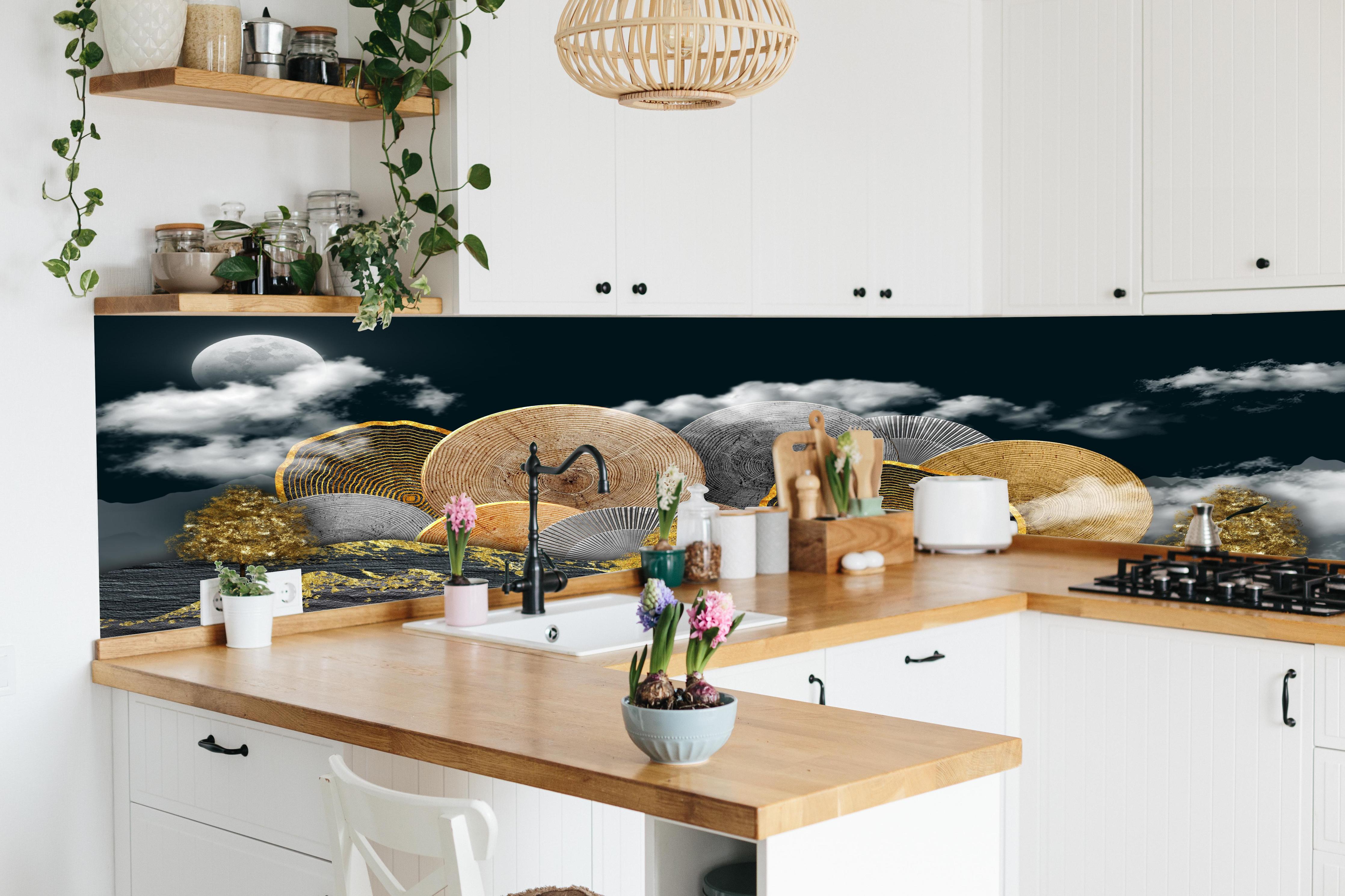 Küche - Abstraktes Landschaftsmuster - Nächtlich hinter weißen Hochglanz-Küchenregalen und schwarzem Wasserhahn