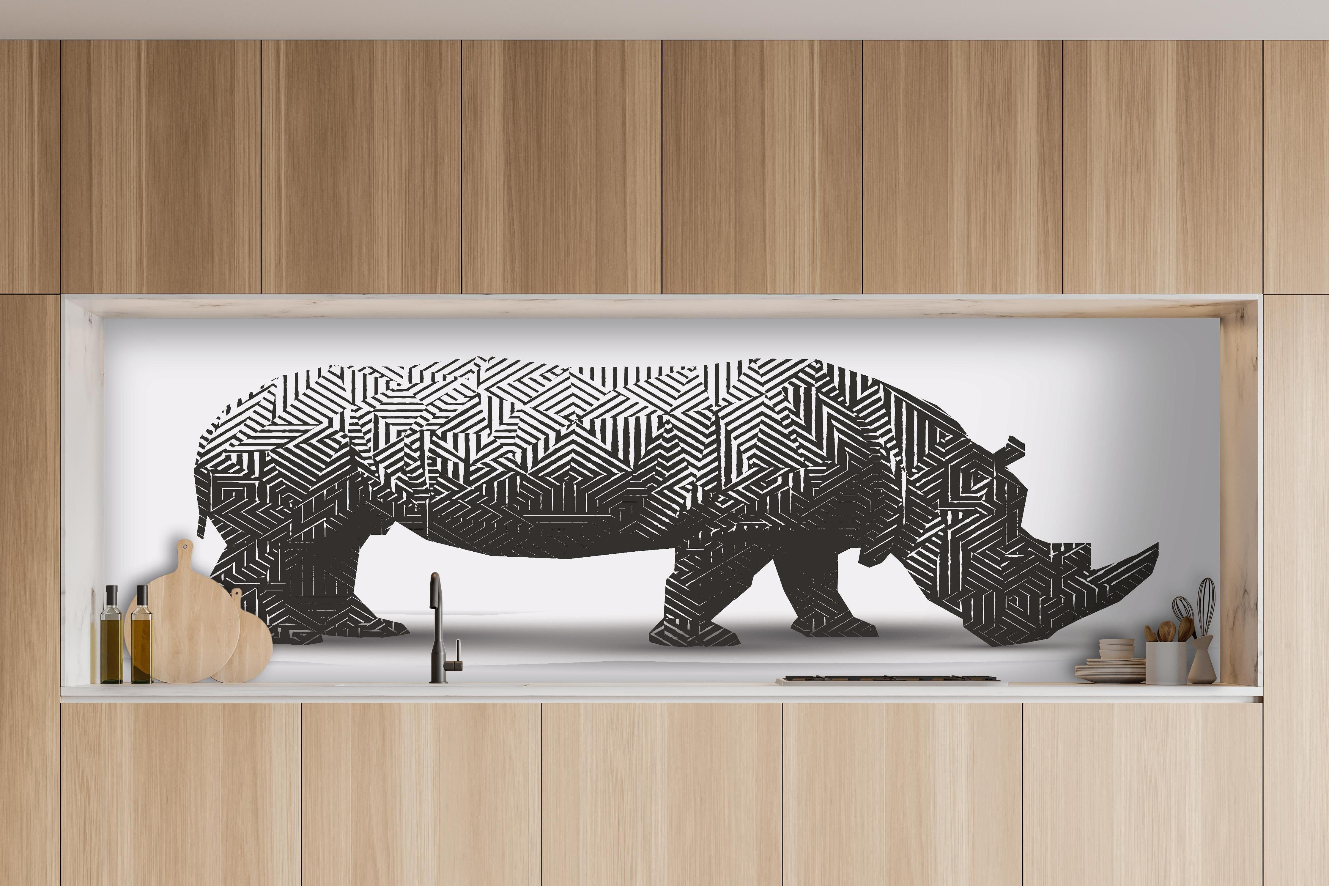 Küche - Abstraktes Muster Nashorn in Schwarz-Weiß hinter weißen Hochglanz-Küchenregalen und schwarzem Wasserhahn