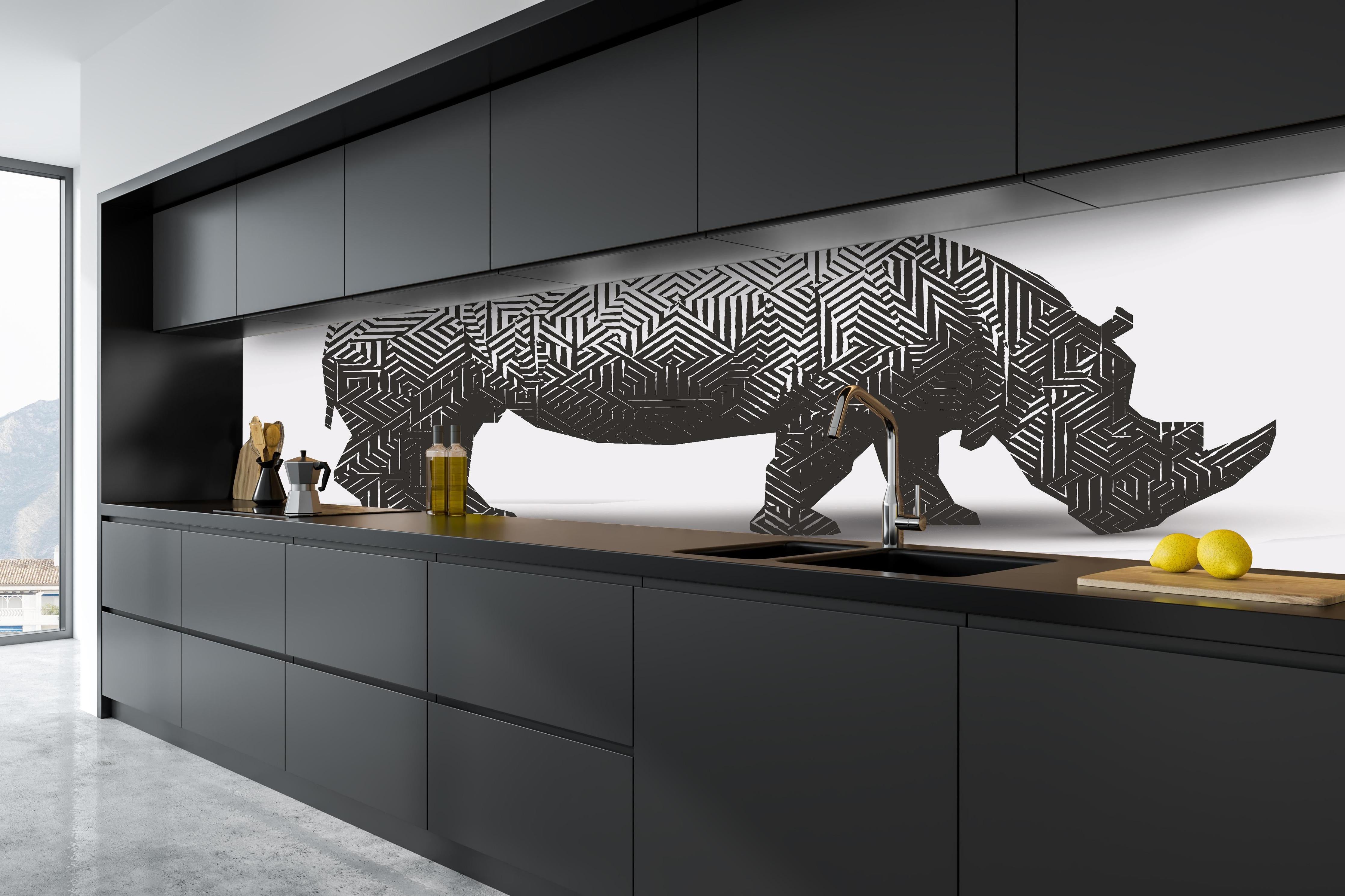 Küche - Abstraktes Muster Nashorn in Schwarz-Weiß hinter weißen Hochglanz-Küchenregalen und schwarzem Wasserhahn