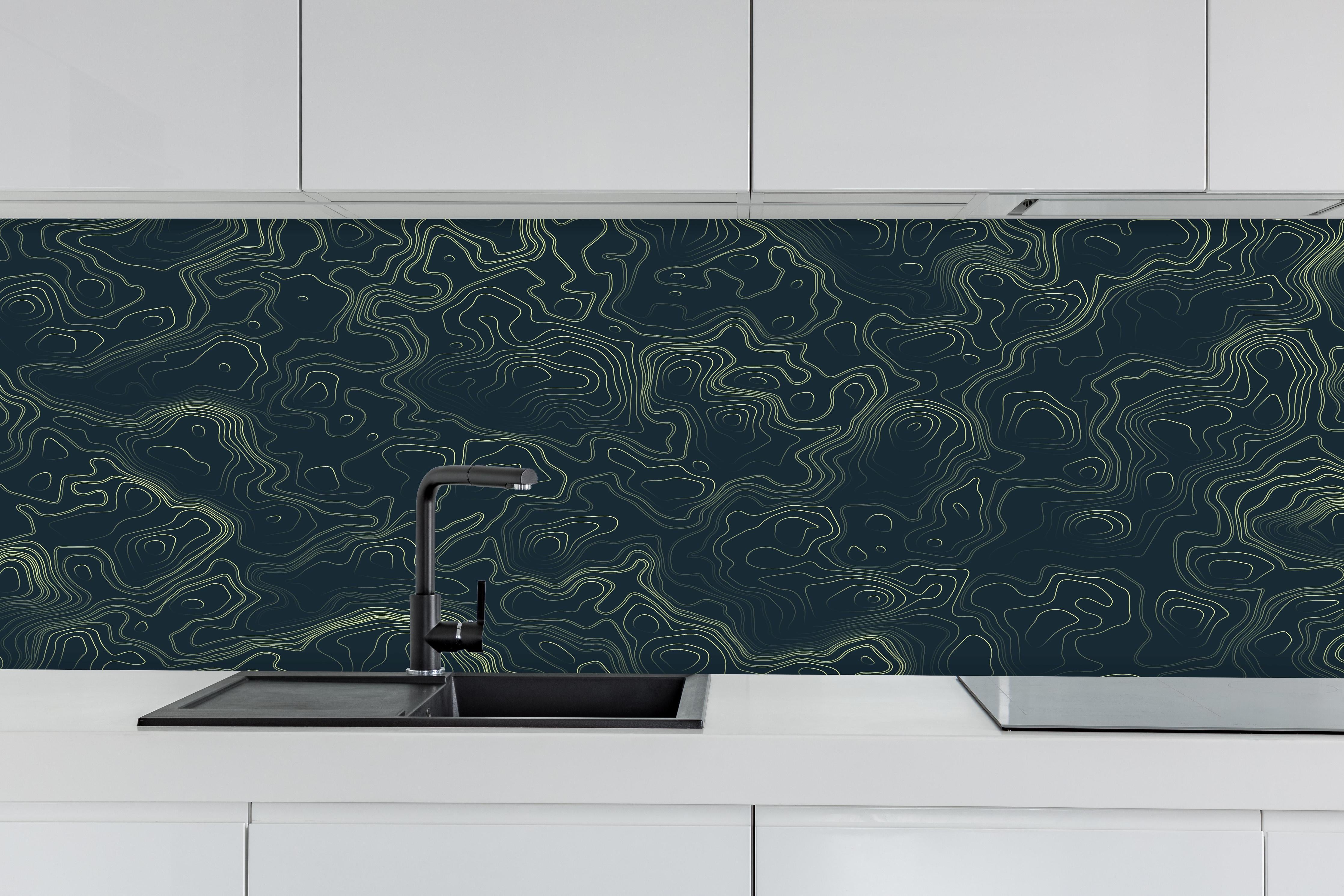 Küche - Abstraktes Muster auf gräulichem Hintergrund hinter weißen Hochglanz-Küchenregalen und schwarzem Wasserhahn