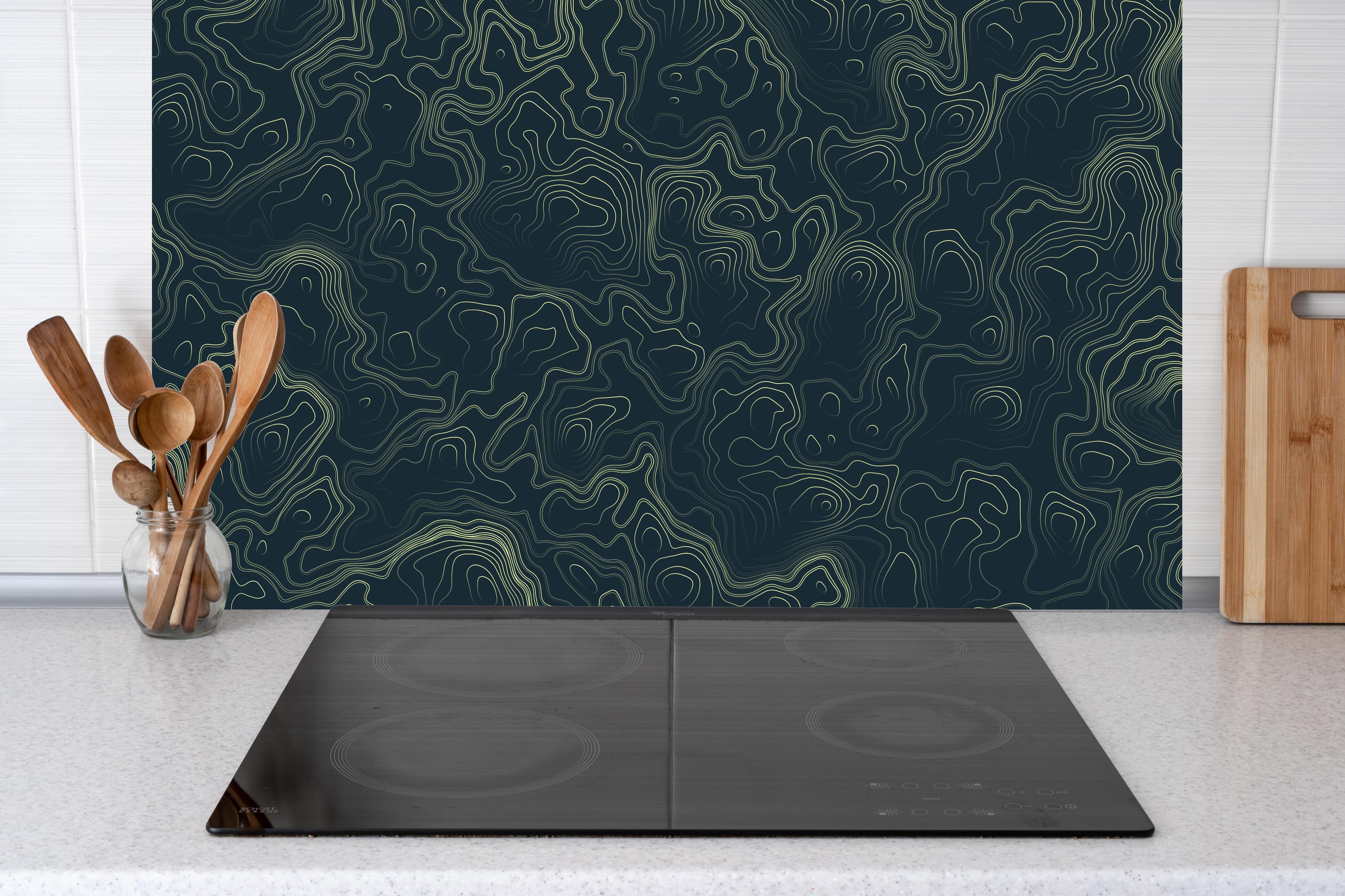 Küche - Abstraktes Muster auf gräulichem Hintergrund hinter weißen Hochglanz-Küchenregalen und schwarzem Wasserhahn