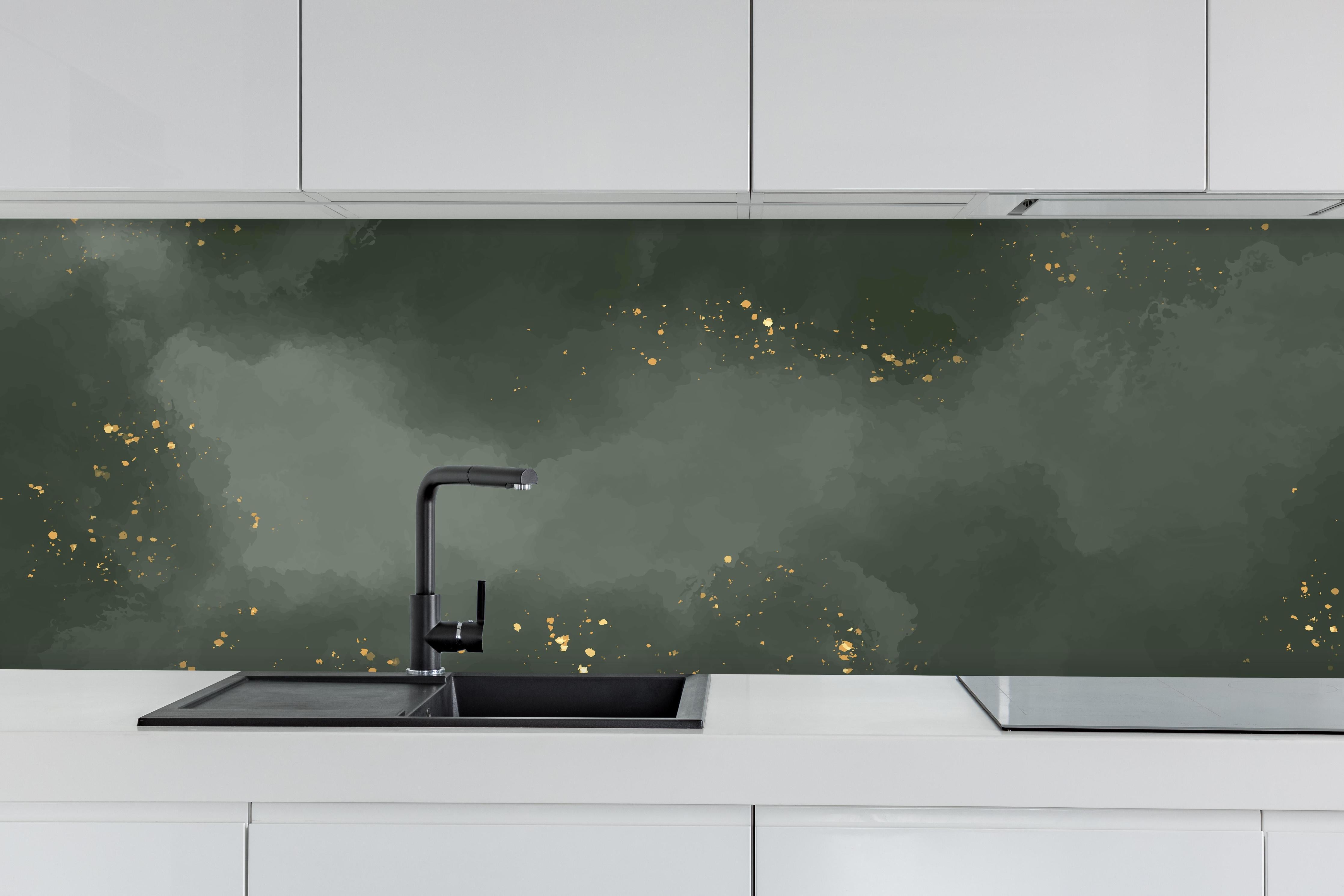 Küche - Abstraktes Muster in Dunkelgrün mit Gold hinter weißen Hochglanz-Küchenregalen und schwarzem Wasserhahn