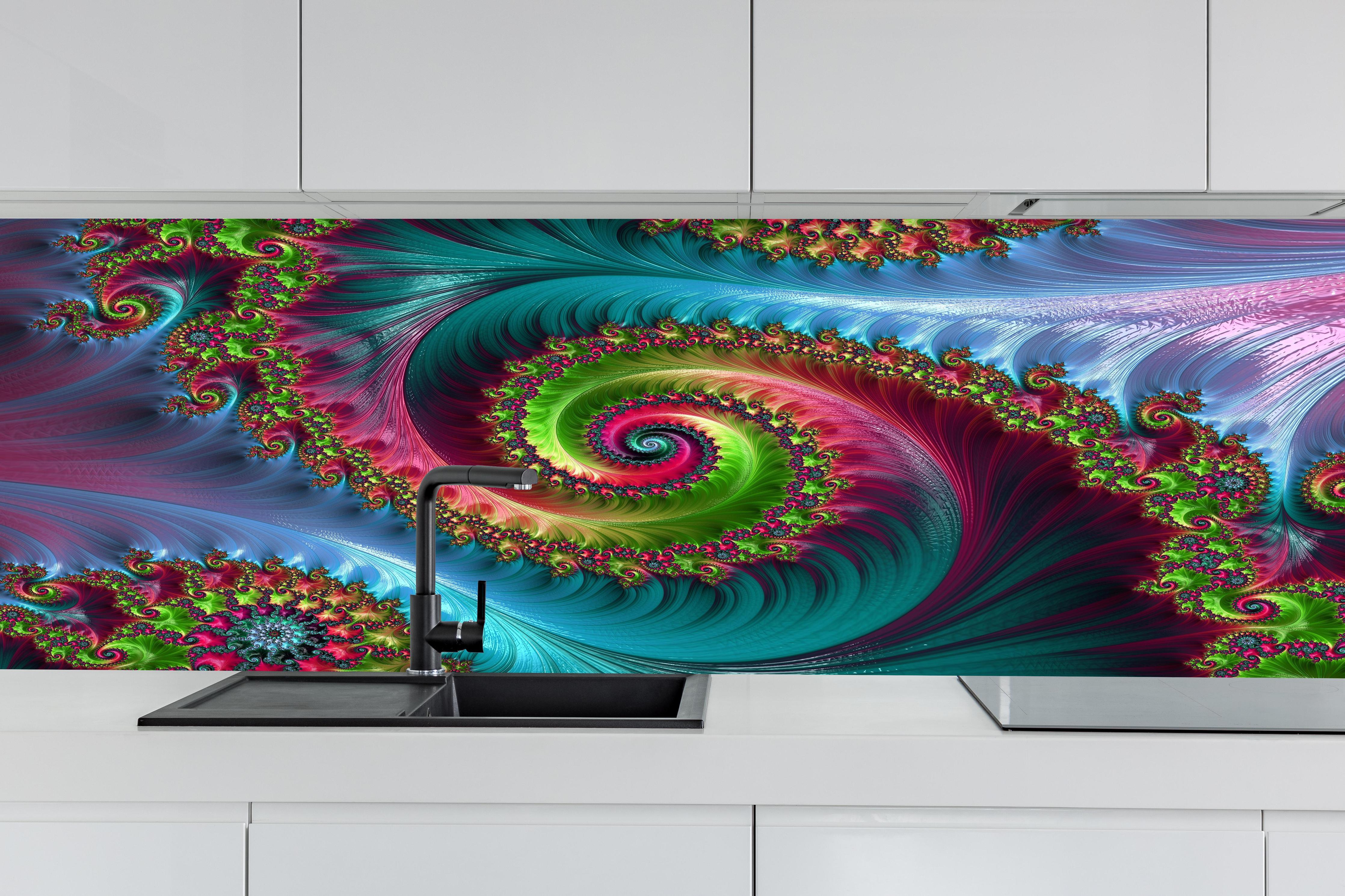 Küche - Abstraktes Tentakelmuster hinter weißen Hochglanz-Küchenregalen und schwarzem Wasserhahn