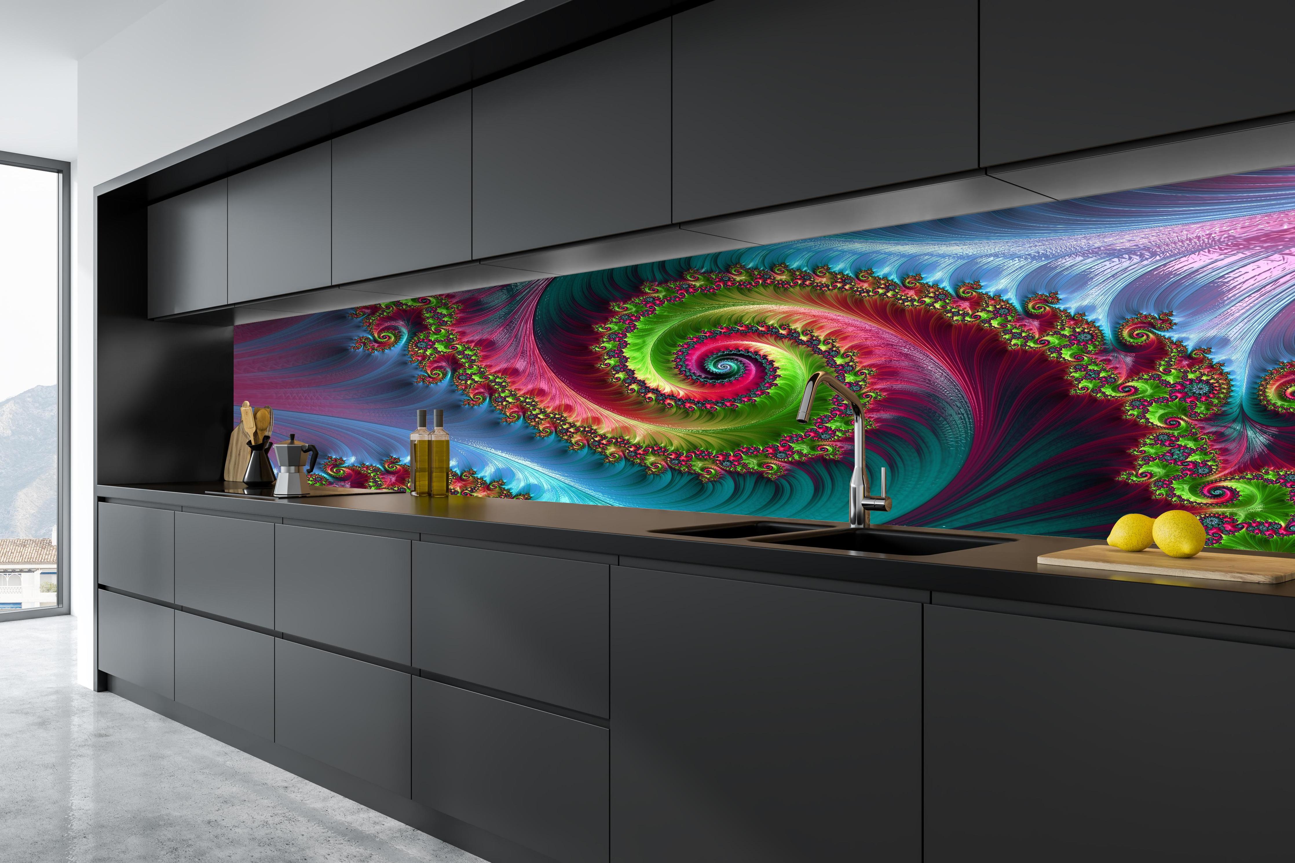 Küche - Abstraktes Tentakelmuster hinter weißen Hochglanz-Küchenregalen und schwarzem Wasserhahn