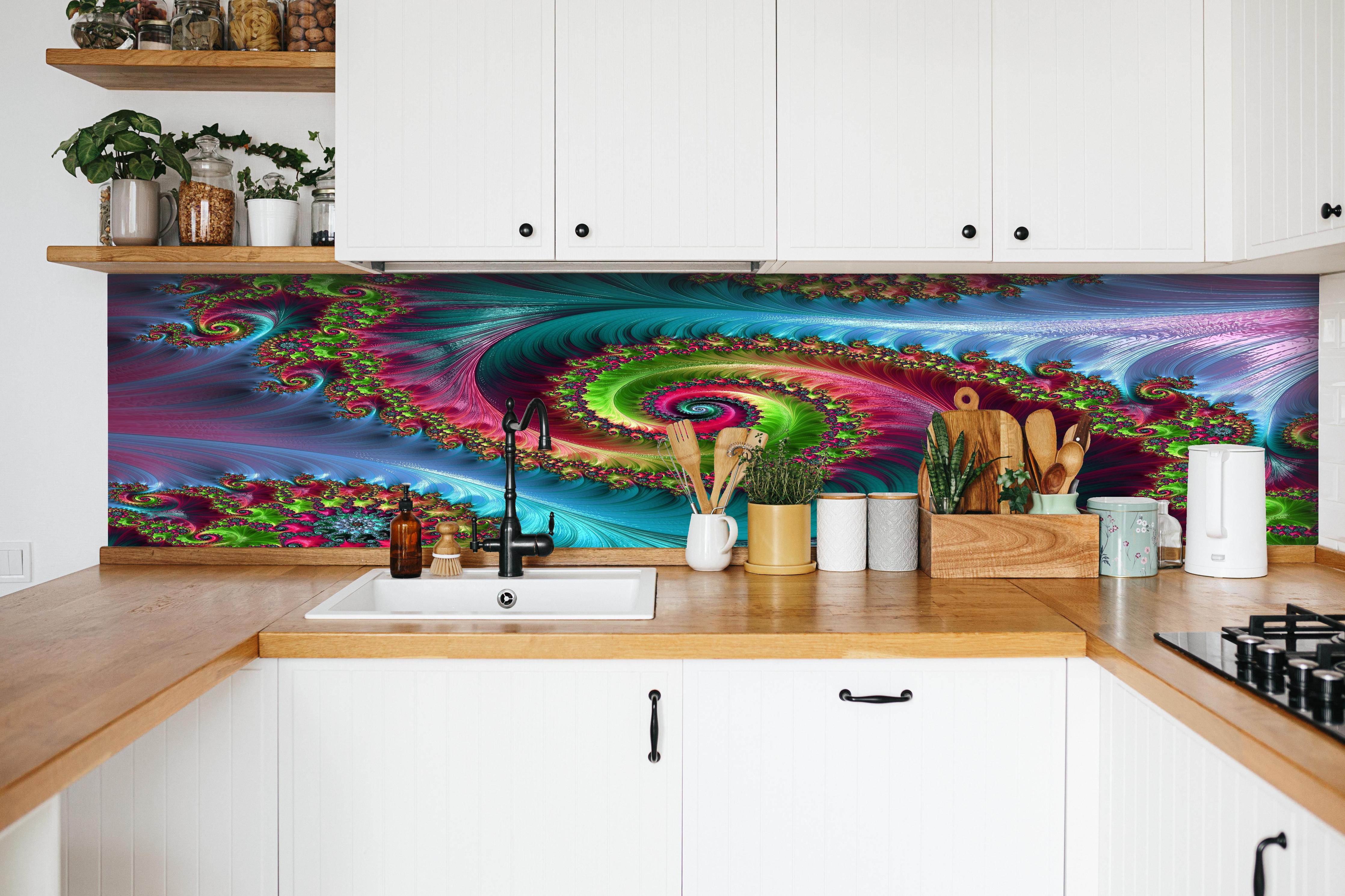 Küche - Abstraktes Tentakelmuster hinter weißen Hochglanz-Küchenregalen und schwarzem Wasserhahn