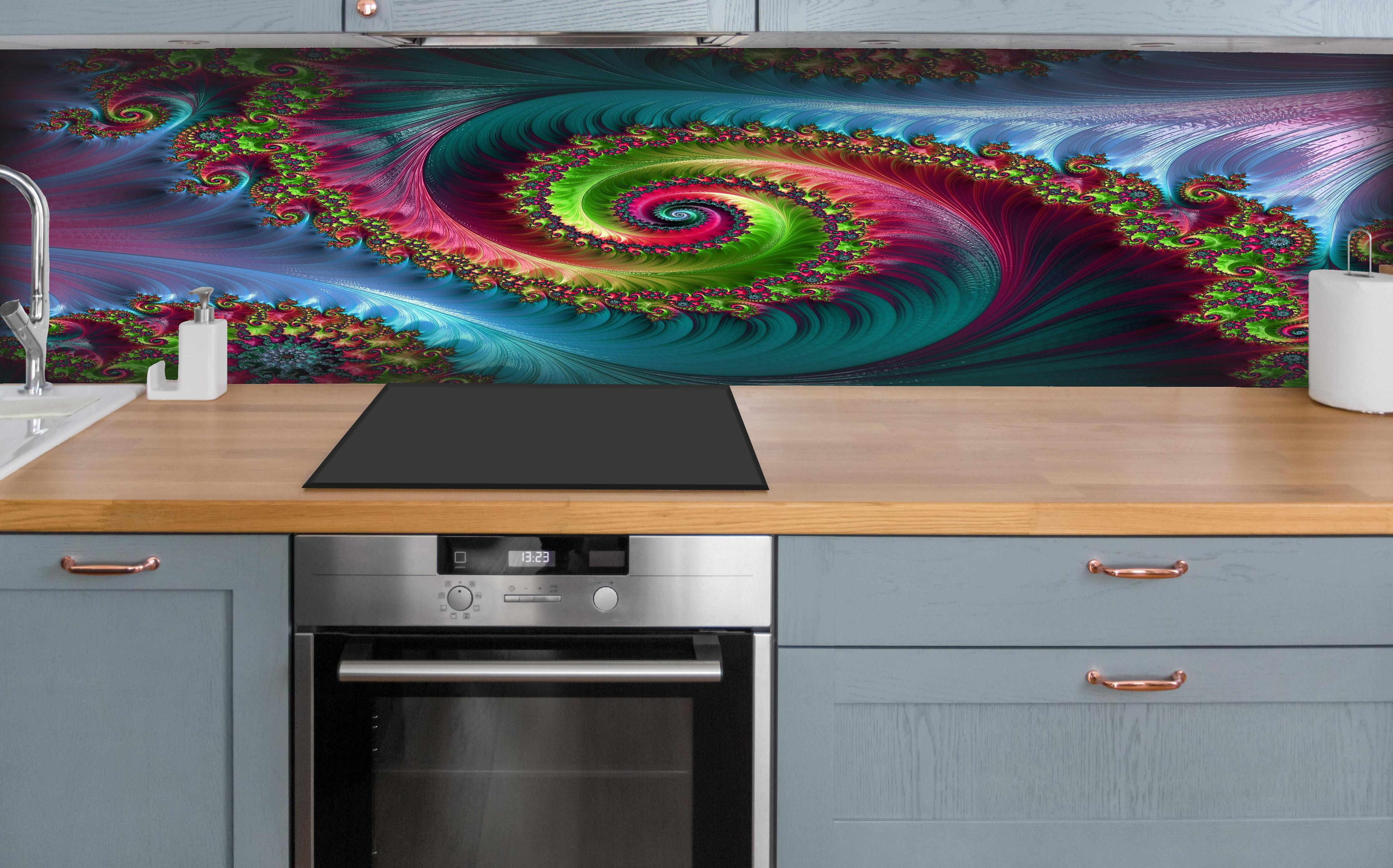 Küche - Abstraktes Tentakelmuster hinter weißen Hochglanz-Küchenregalen und schwarzem Wasserhahn