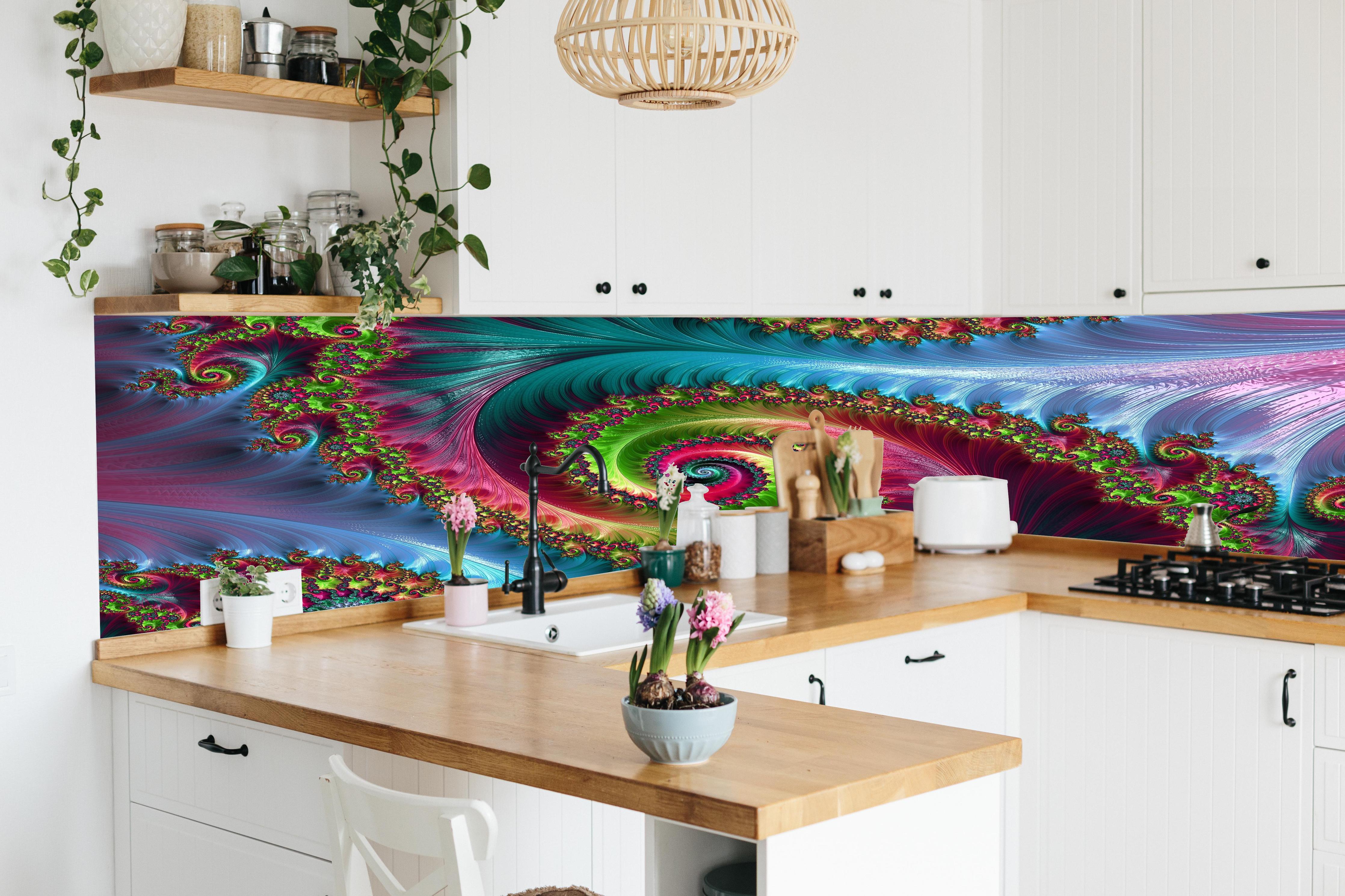 Küche - Abstraktes Tentakelmuster hinter weißen Hochglanz-Küchenregalen und schwarzem Wasserhahn