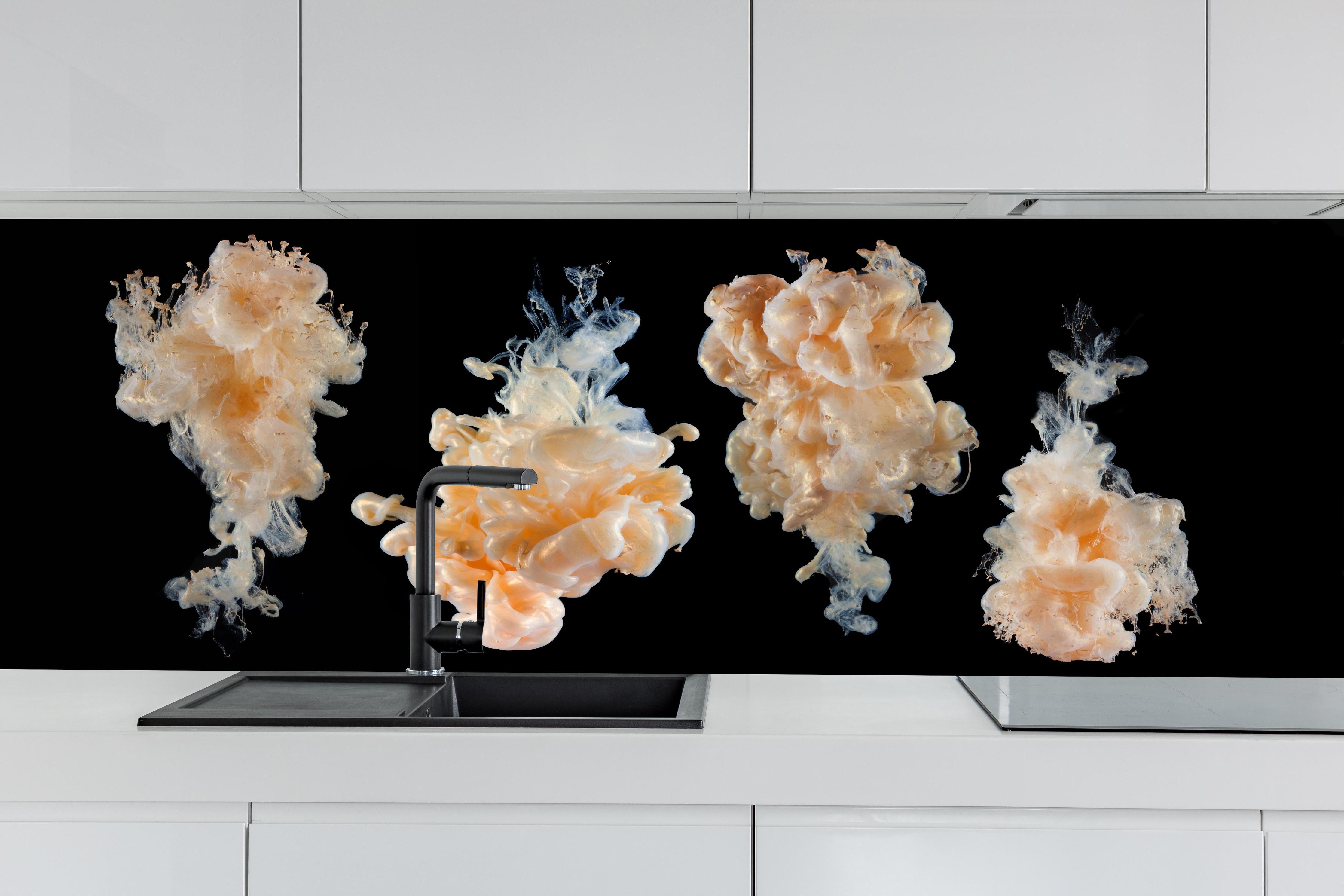 Küche - Abstraktes Tinten-Wolken Design hinter weißen Hochglanz-Küchenregalen und schwarzem Wasserhahn