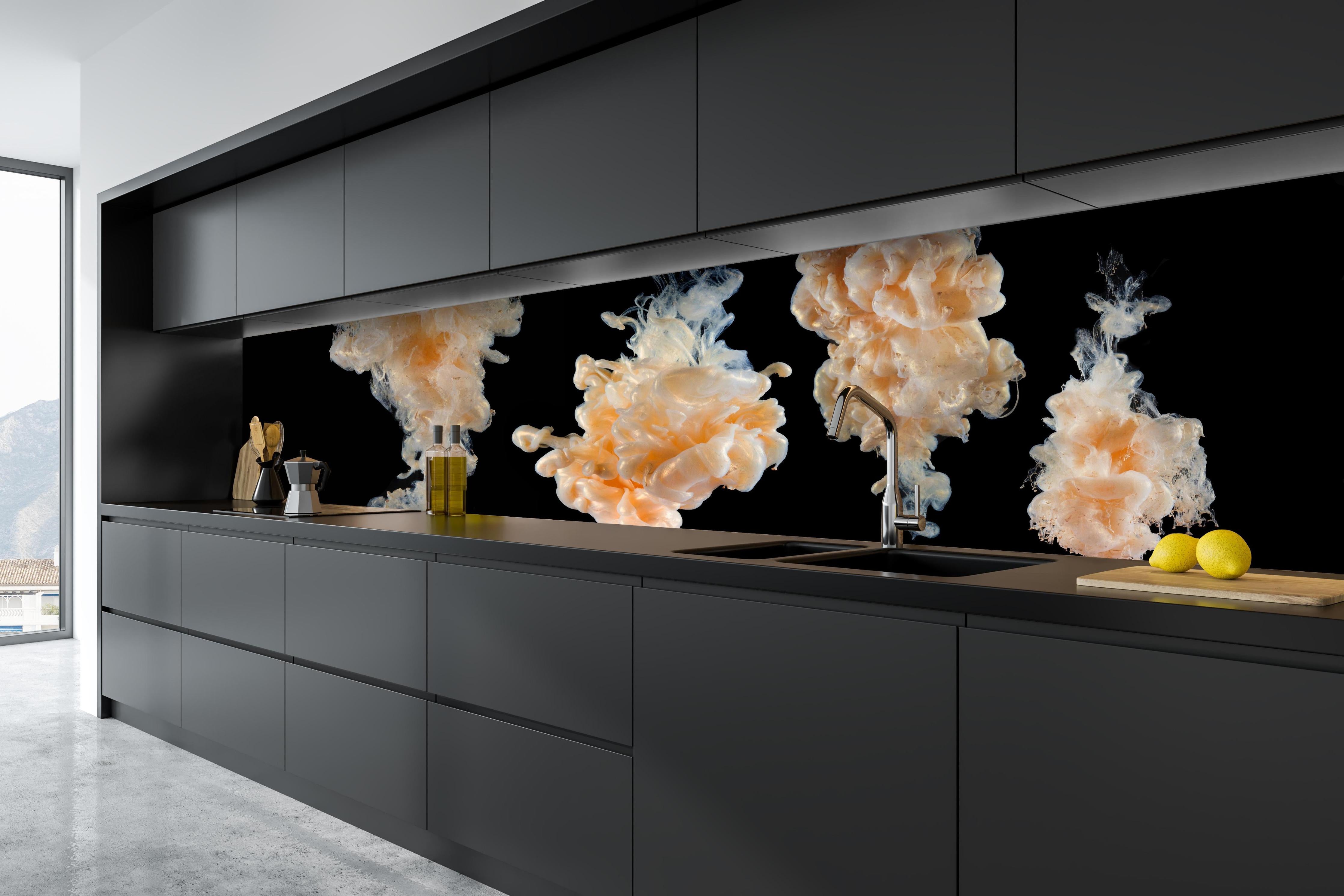 Küche - Abstraktes Tinten-Wolken Design hinter weißen Hochglanz-Küchenregalen und schwarzem Wasserhahn