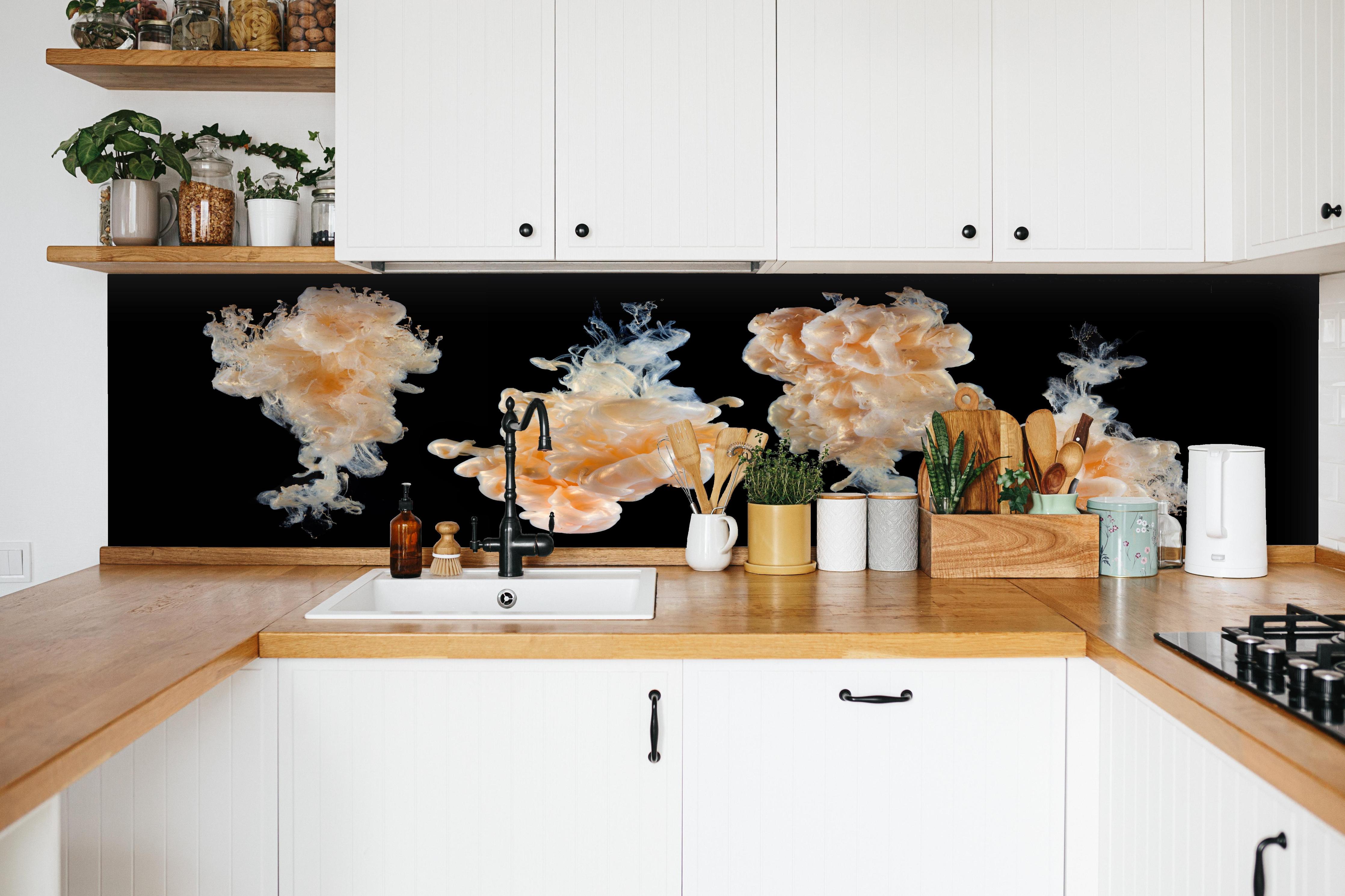 Küche - Abstraktes Tinten-Wolken Design hinter weißen Hochglanz-Küchenregalen und schwarzem Wasserhahn