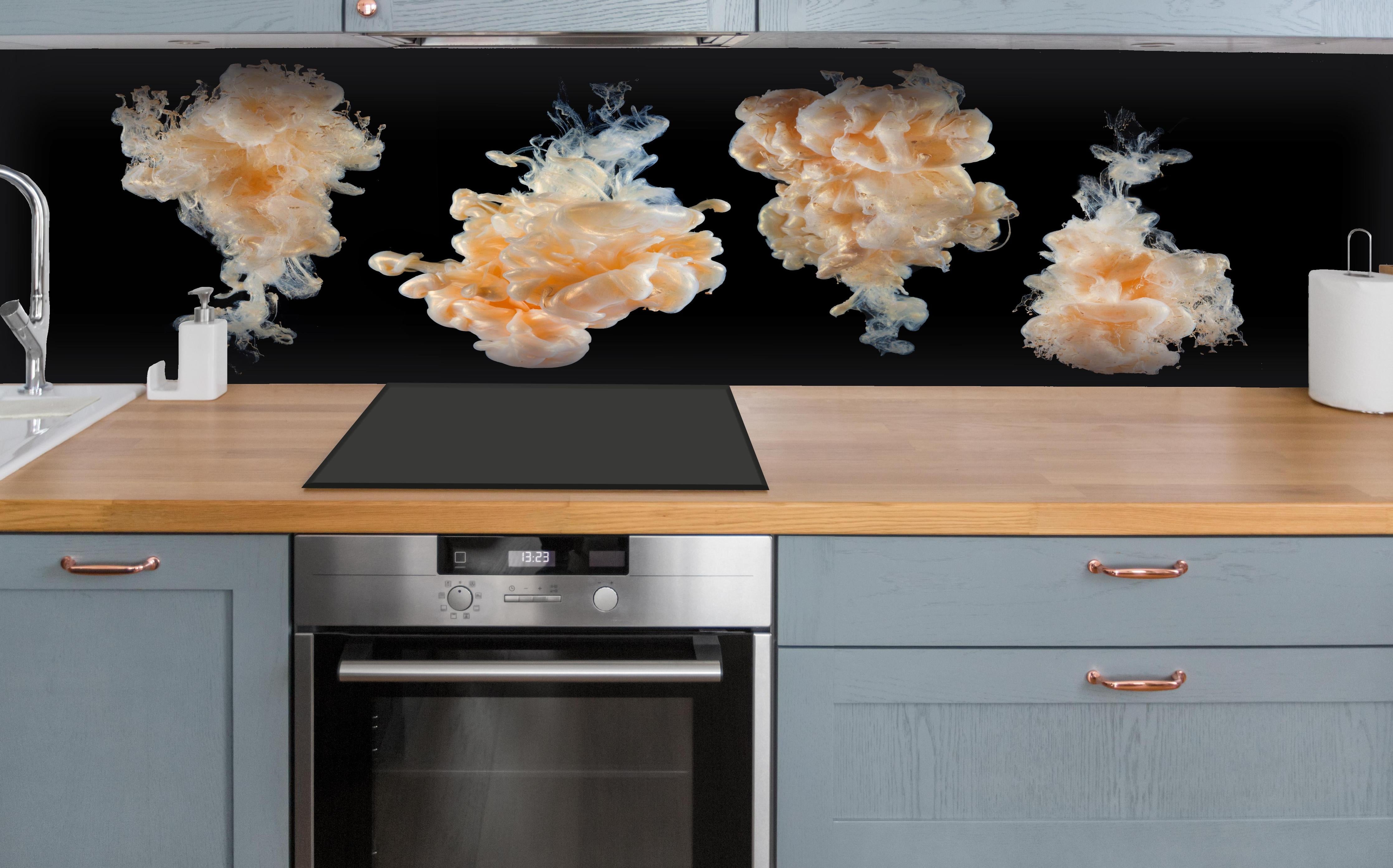 Küche - Abstraktes Tinten-Wolken Design hinter weißen Hochglanz-Küchenregalen und schwarzem Wasserhahn