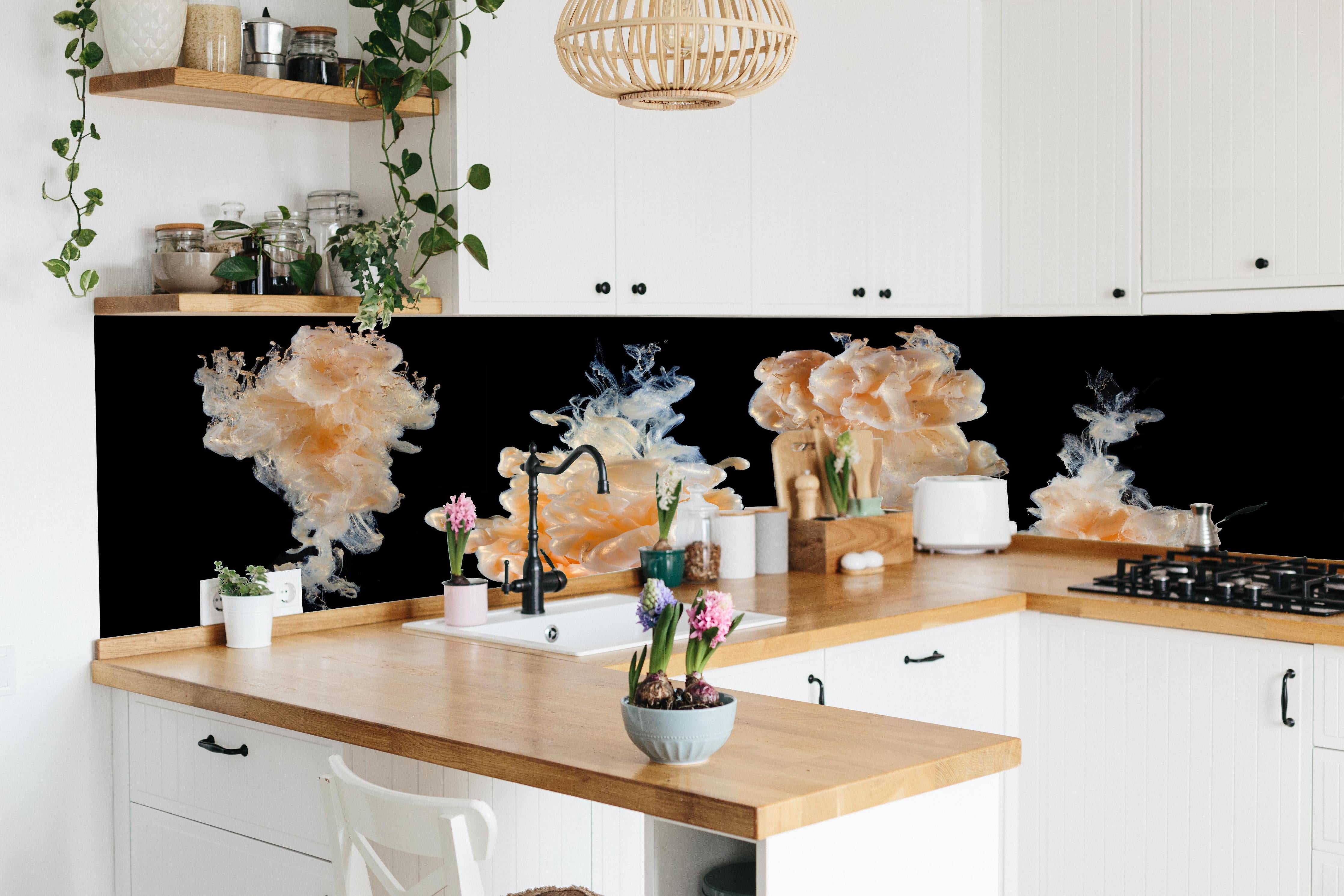 Küche - Abstraktes Tinten-Wolken Design hinter weißen Hochglanz-Küchenregalen und schwarzem Wasserhahn