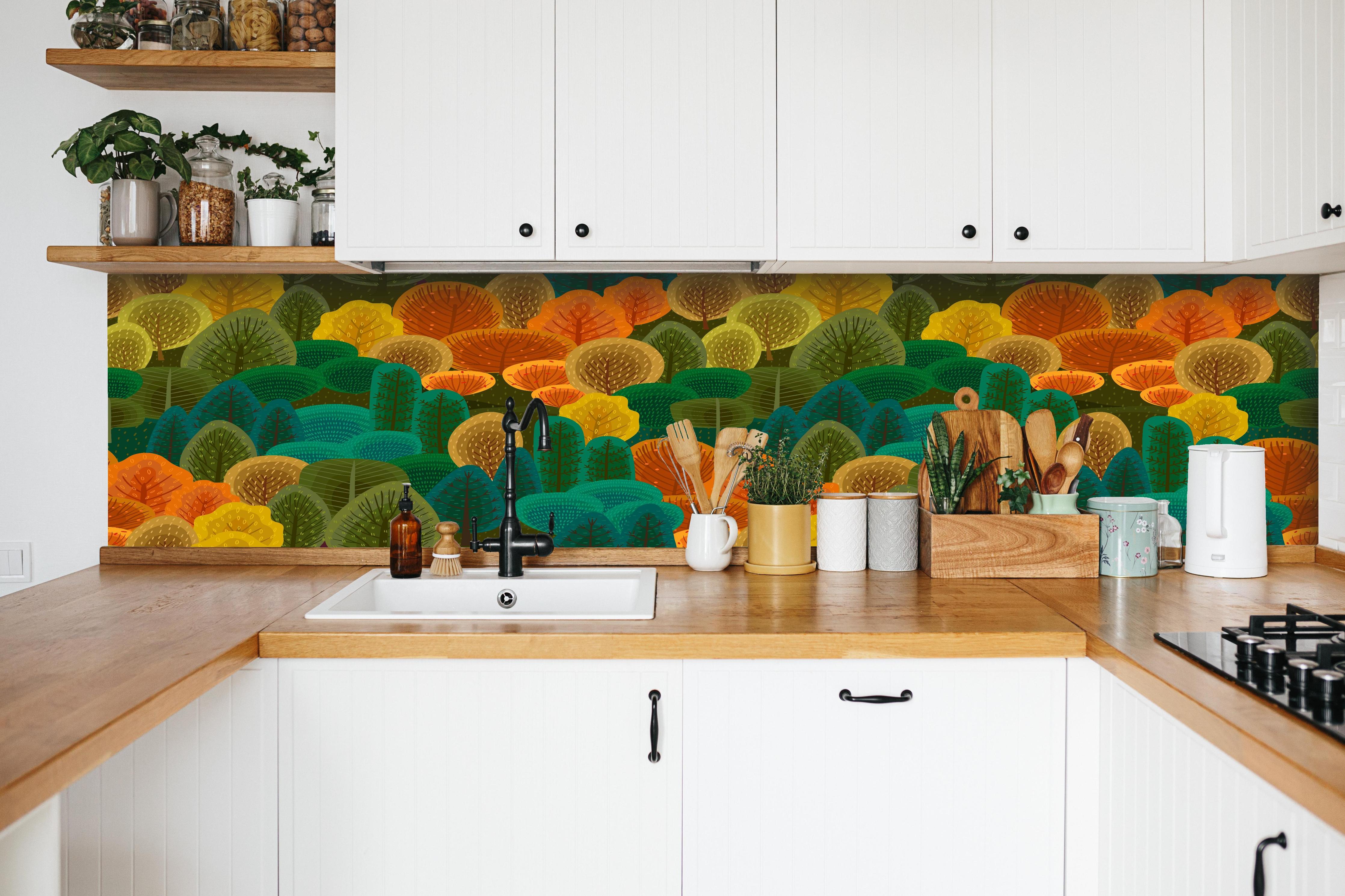 Küche - Abstraktes Waldmuster in Herbstfarben Design hinter weißen Hochglanz-Küchenregalen und schwarzem Wasserhahn