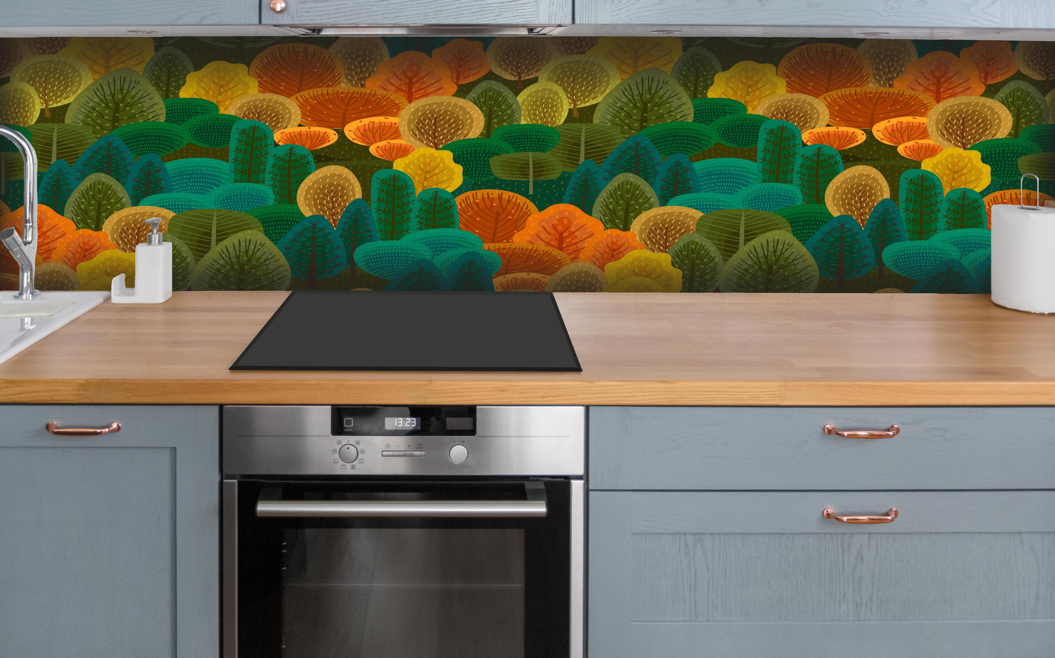 Küche - Abstraktes Waldmuster in Herbstfarben Design hinter weißen Hochglanz-Küchenregalen und schwarzem Wasserhahn