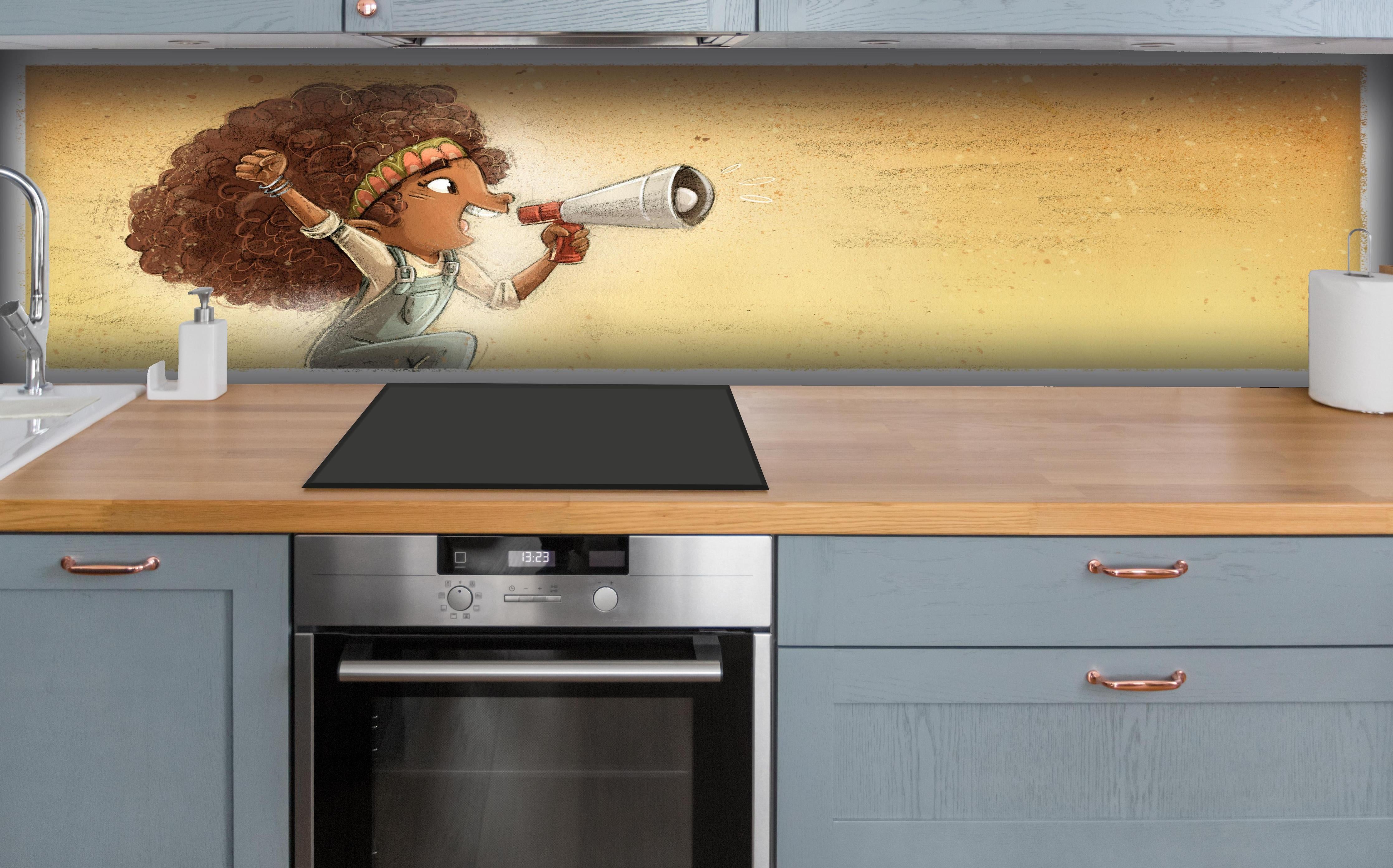 Küche - Afroamerikanisches Mädchen mit einem Megaphon hinter weißen Hochglanz-Küchenregalen und schwarzem Wasserhahn