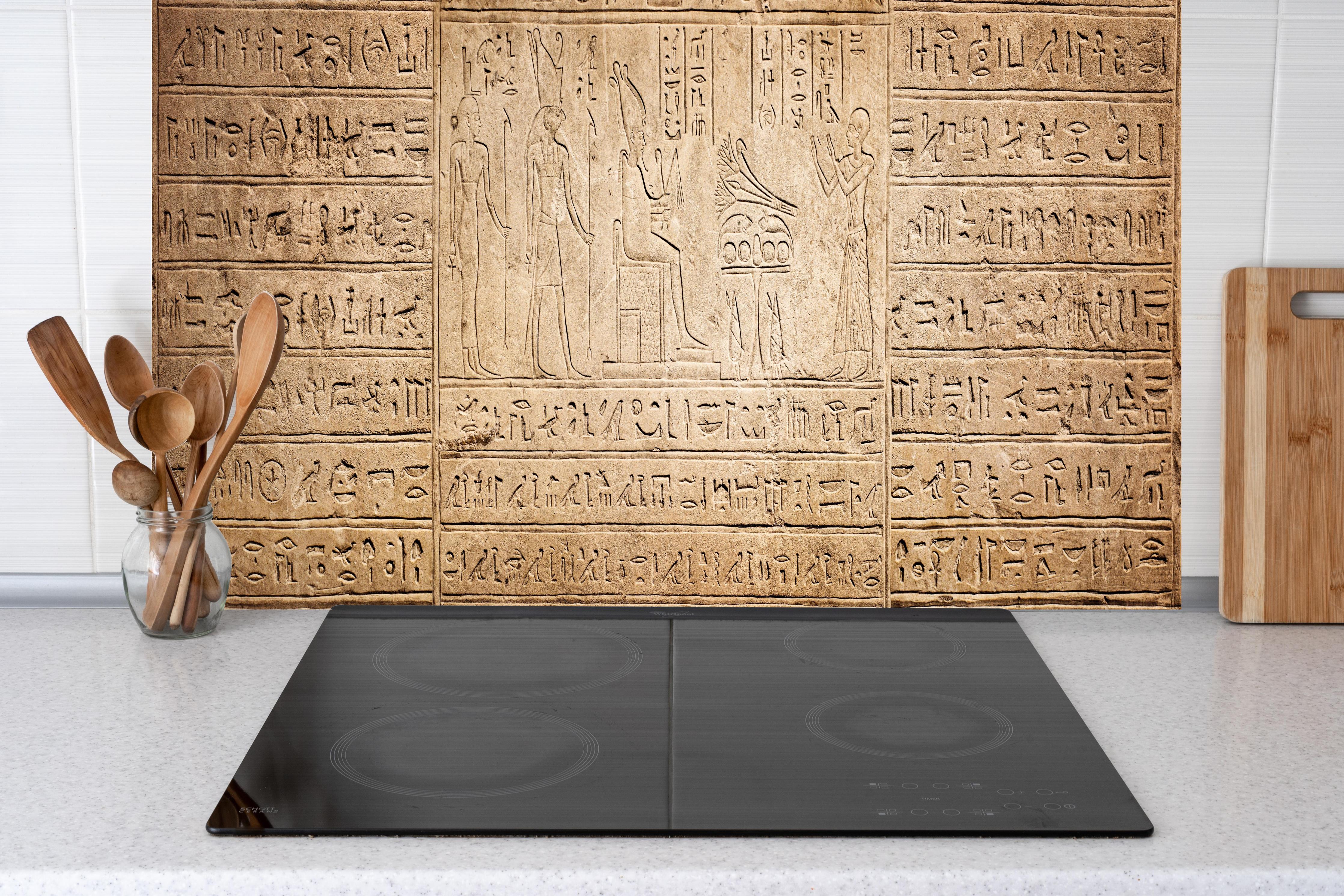 Küche - Ägyptische Hieroglyphen auf Sandstein hinter weißen Hochglanz-Küchenregalen und schwarzem Wasserhahn