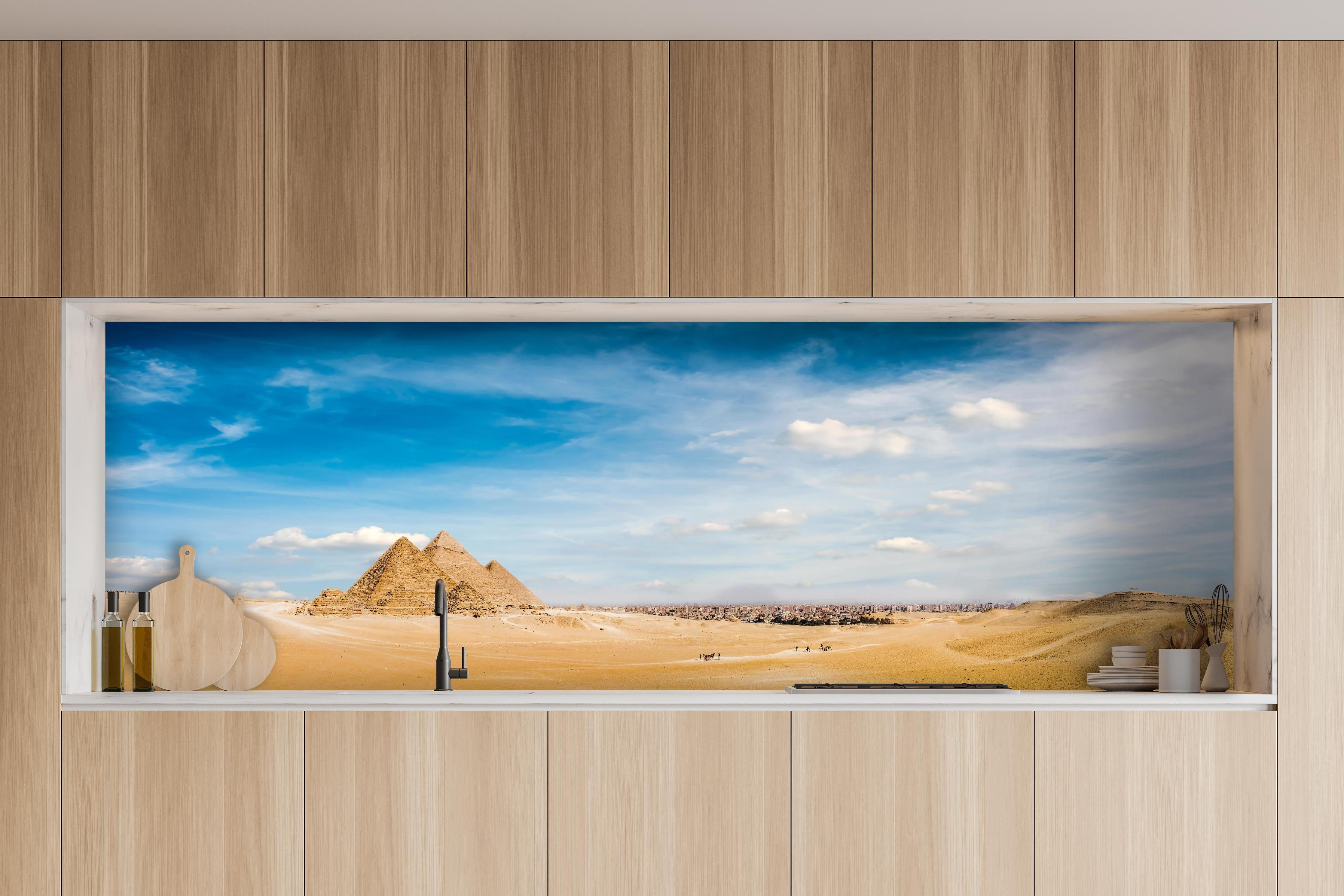 Küche - Ägyptische Pyramiden von Gizeh Panorama hinter weißen Hochglanz-Küchenregalen und schwarzem Wasserhahn