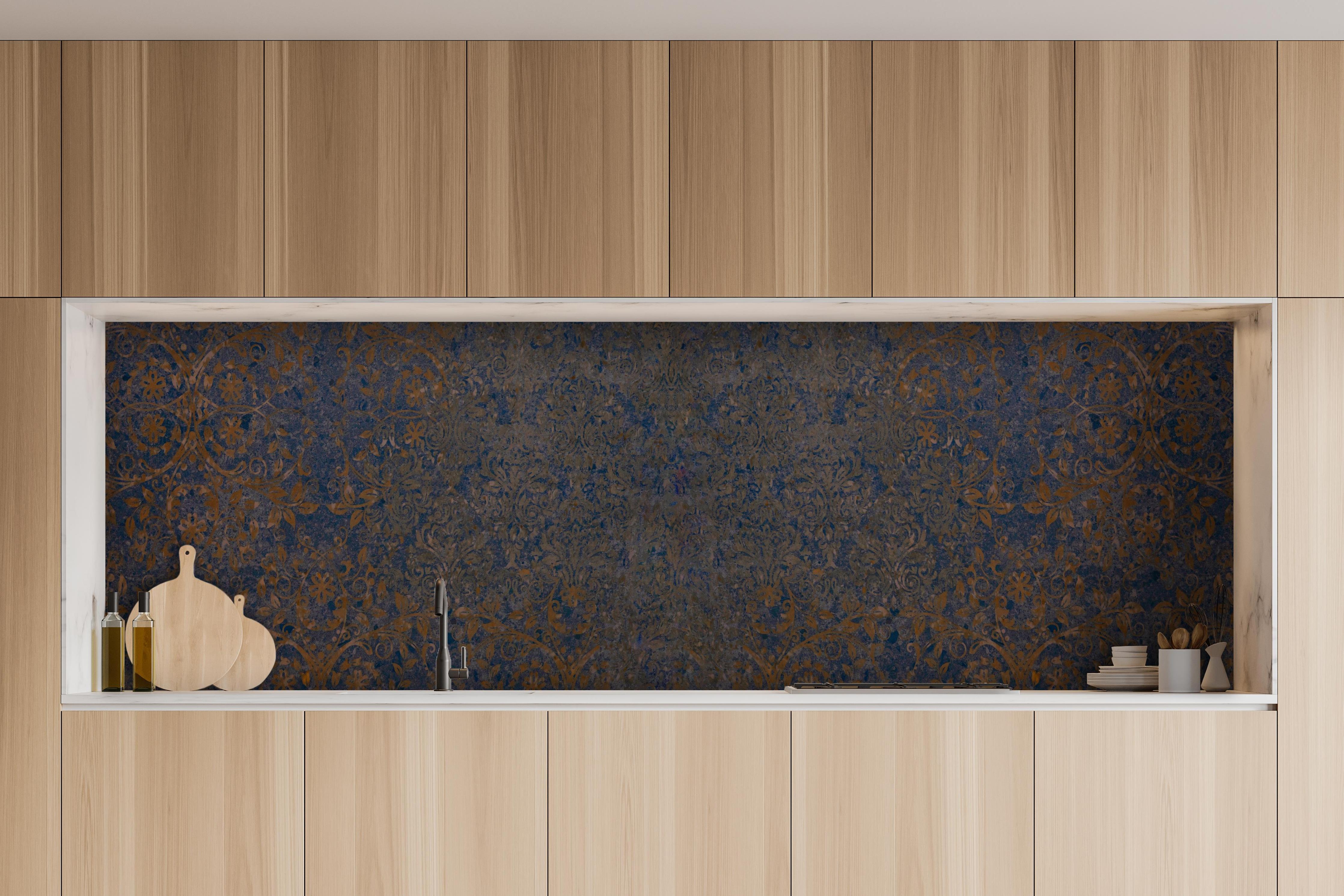 Küche - Altbau Vintage Fliesen Wandpanorama hinter weißen Hochglanz-Küchenregalen und schwarzem Wasserhahn