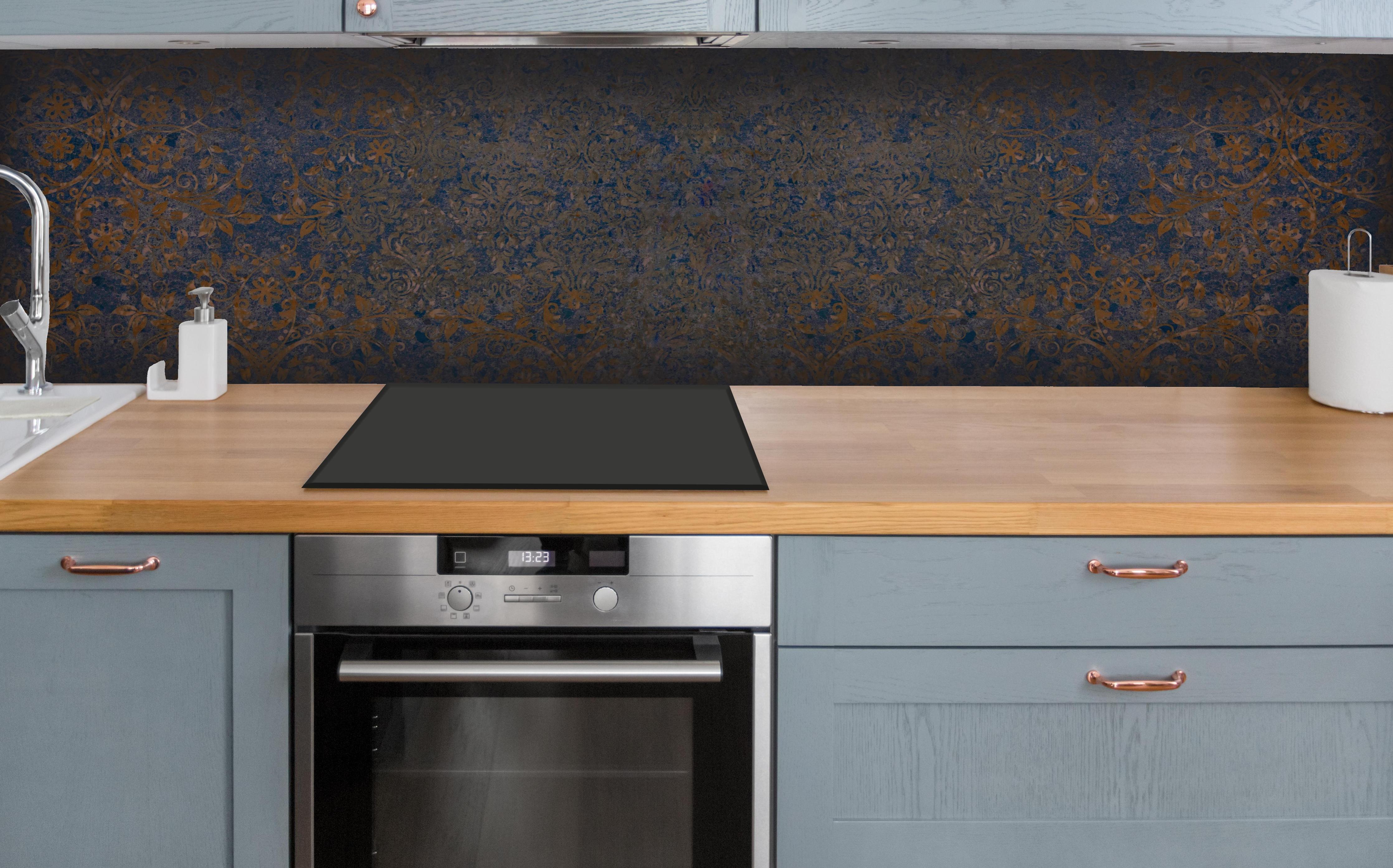 Küche - Altbau Vintage Fliesen Wandpanorama hinter weißen Hochglanz-Küchenregalen und schwarzem Wasserhahn