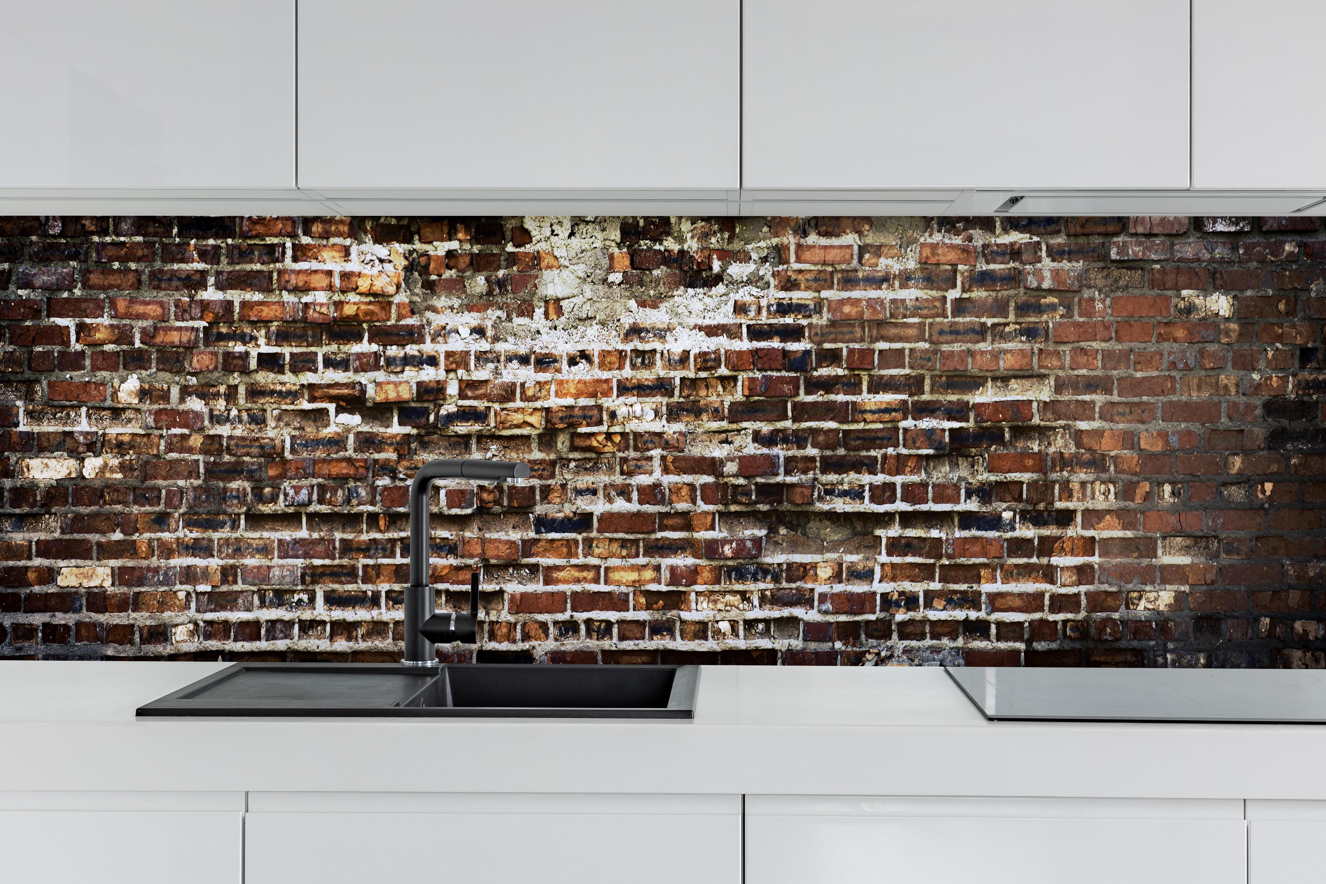Küche - Alte Rote Ziegelwand mit Verputz hinter weißen Hochglanz-Küchenregalen und schwarzem Wasserhahn
