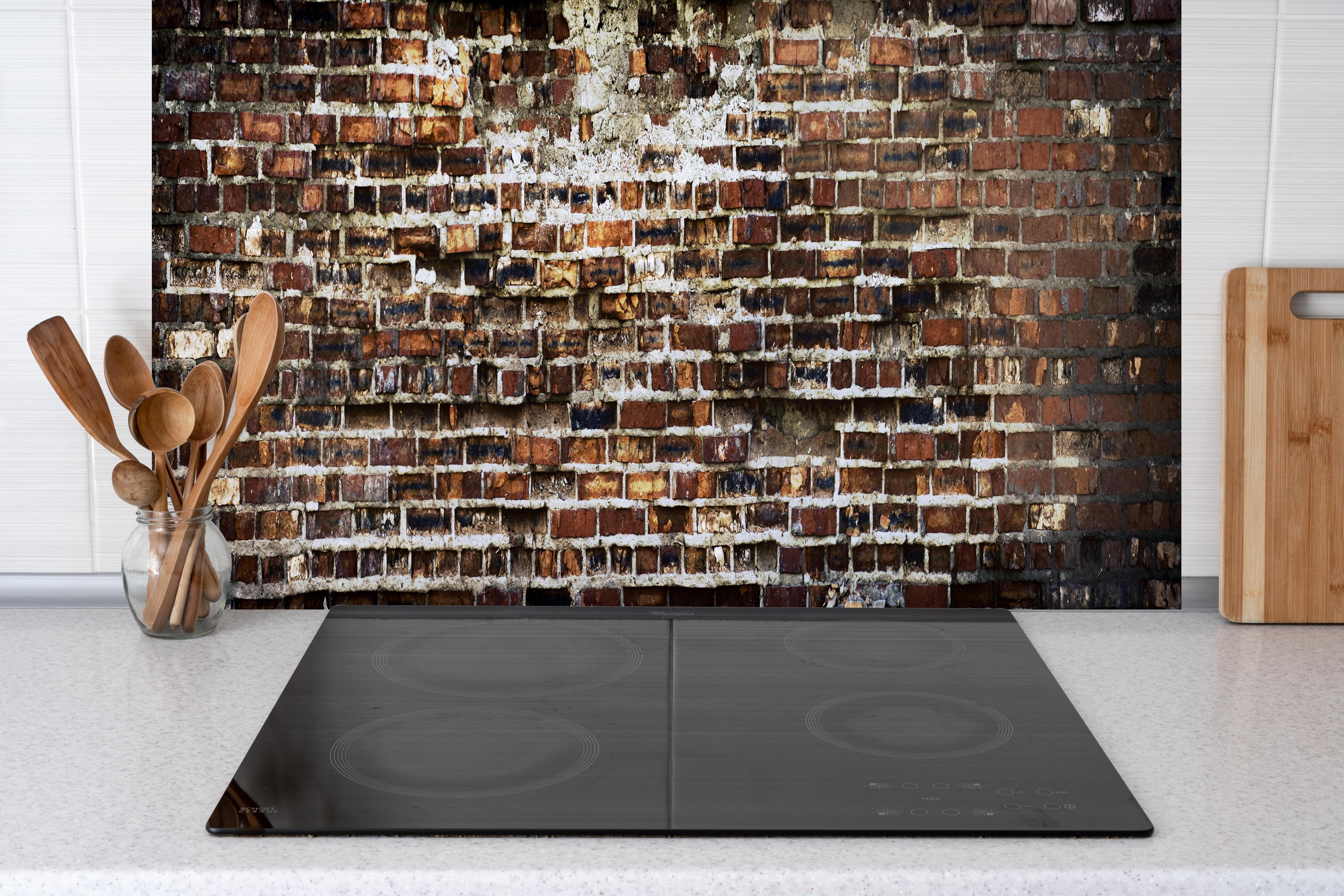 Küche - Alte Rote Ziegelwand mit Verputz hinter weißen Hochglanz-Küchenregalen und schwarzem Wasserhahn