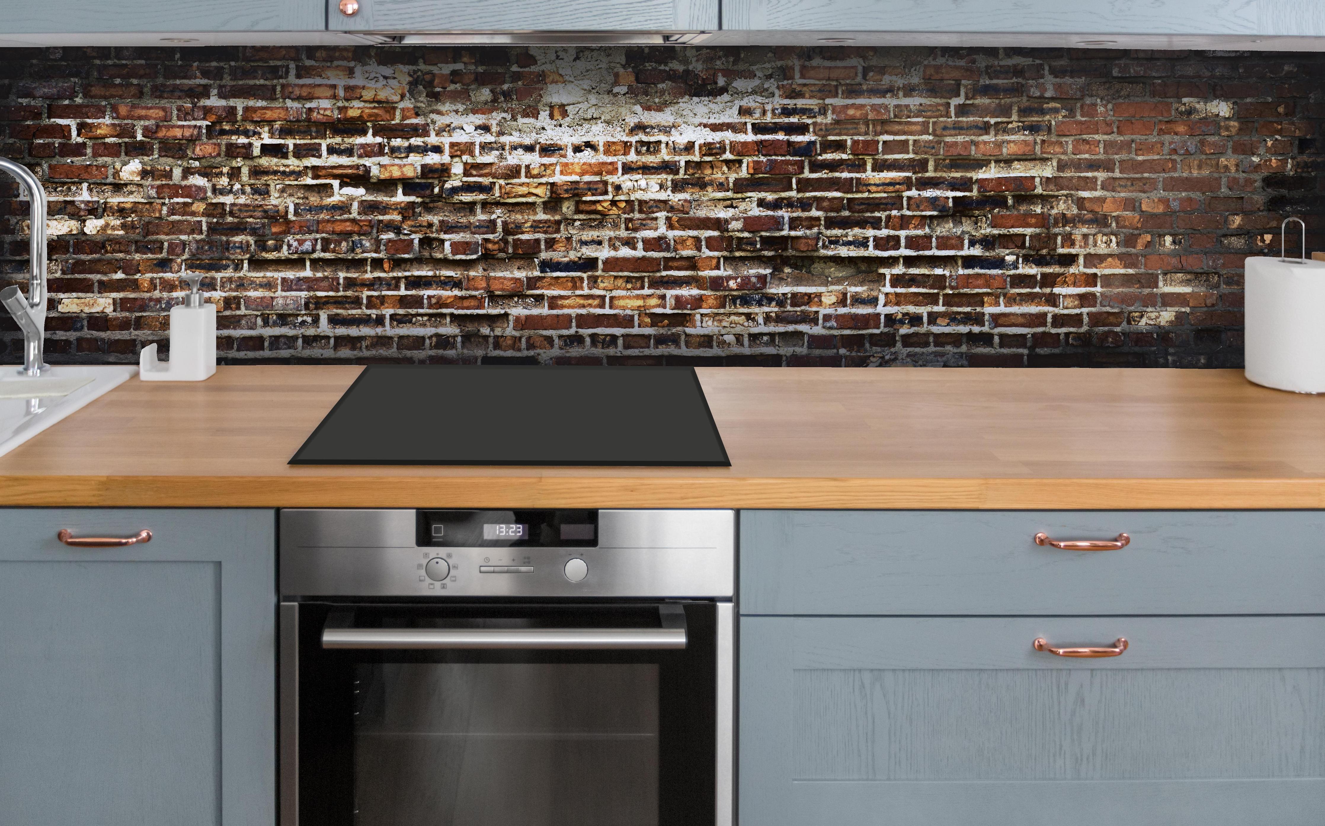 Küche - Alte Rote Ziegelwand mit Verputz hinter weißen Hochglanz-Küchenregalen und schwarzem Wasserhahn