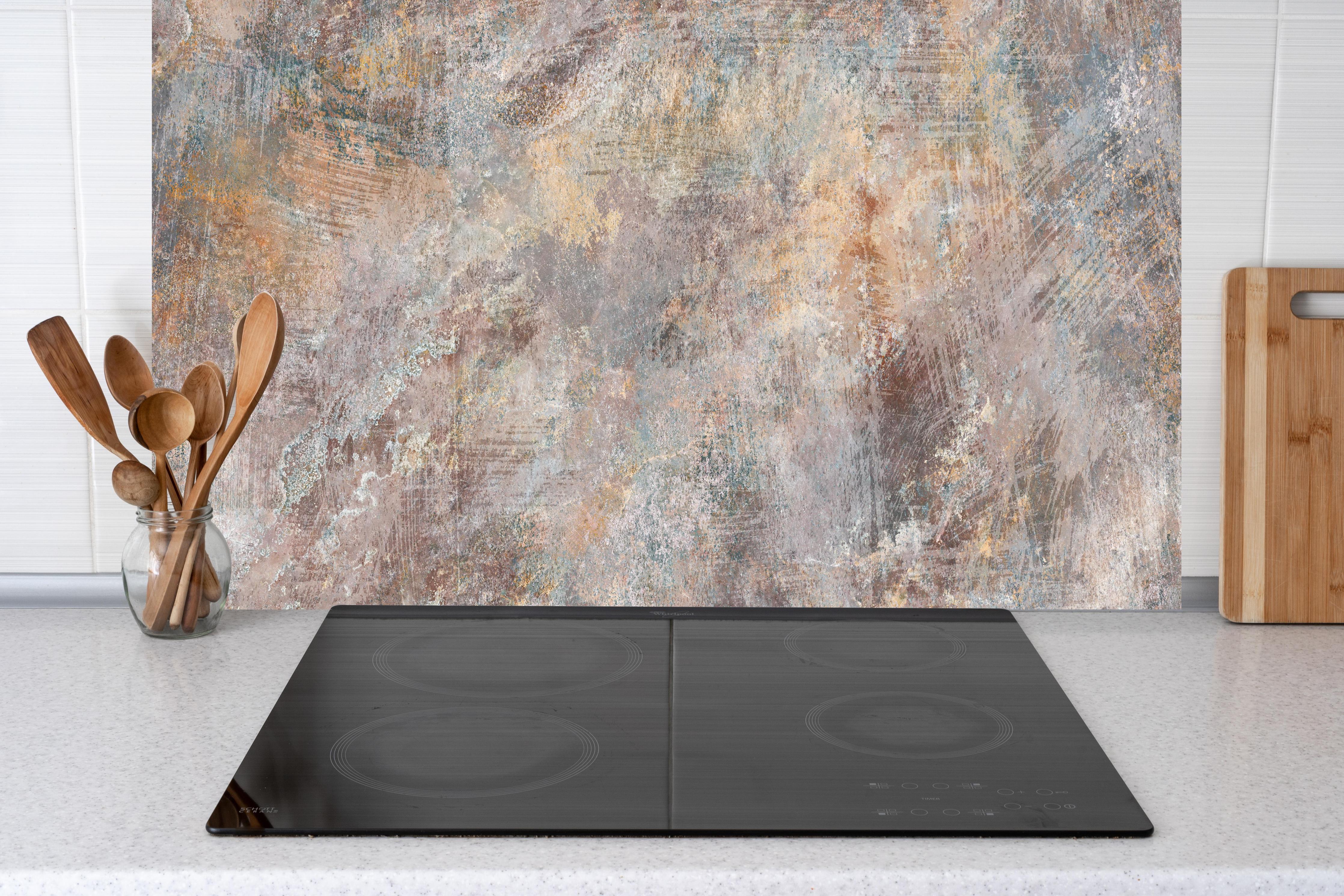 Küche - Alte Steinoberfläche hinter weißen Hochglanz-Küchenregalen und schwarzem Wasserhahn