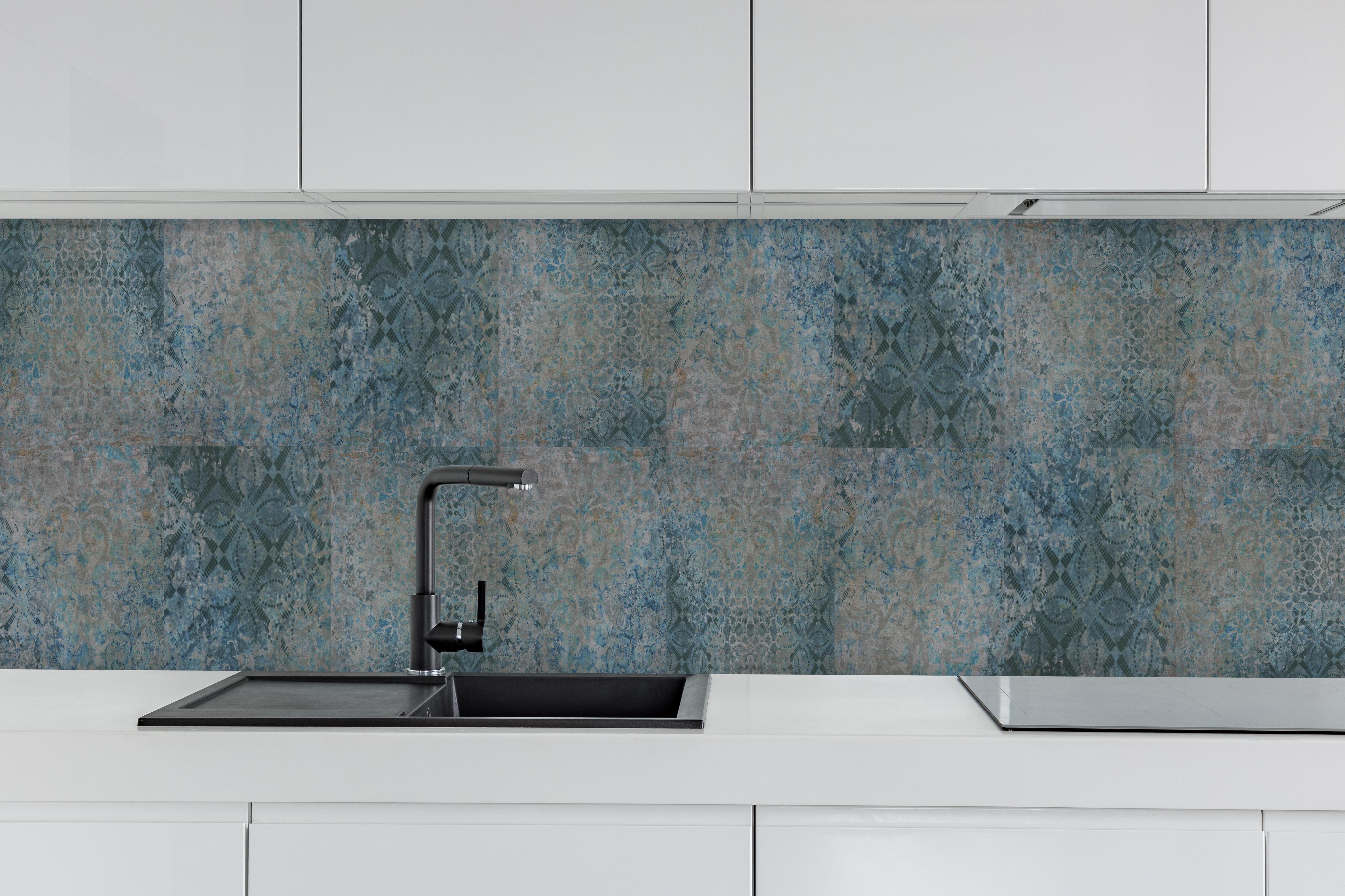 Küche - Alte Türkis Graue Patchwork Mosaikfliesen hinter weißen Hochglanz-Küchenregalen und schwarzem Wasserhahn