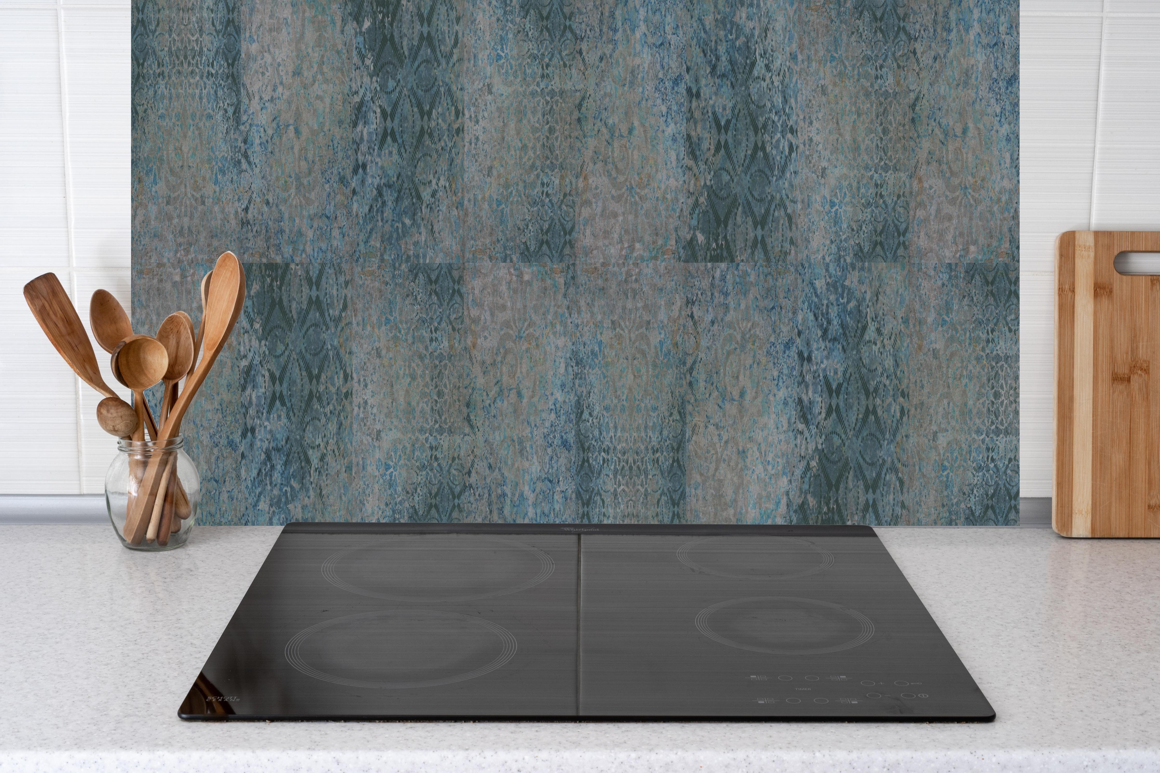 Küche - Alte Türkis Graue Patchwork Mosaikfliesen hinter weißen Hochglanz-Küchenregalen und schwarzem Wasserhahn