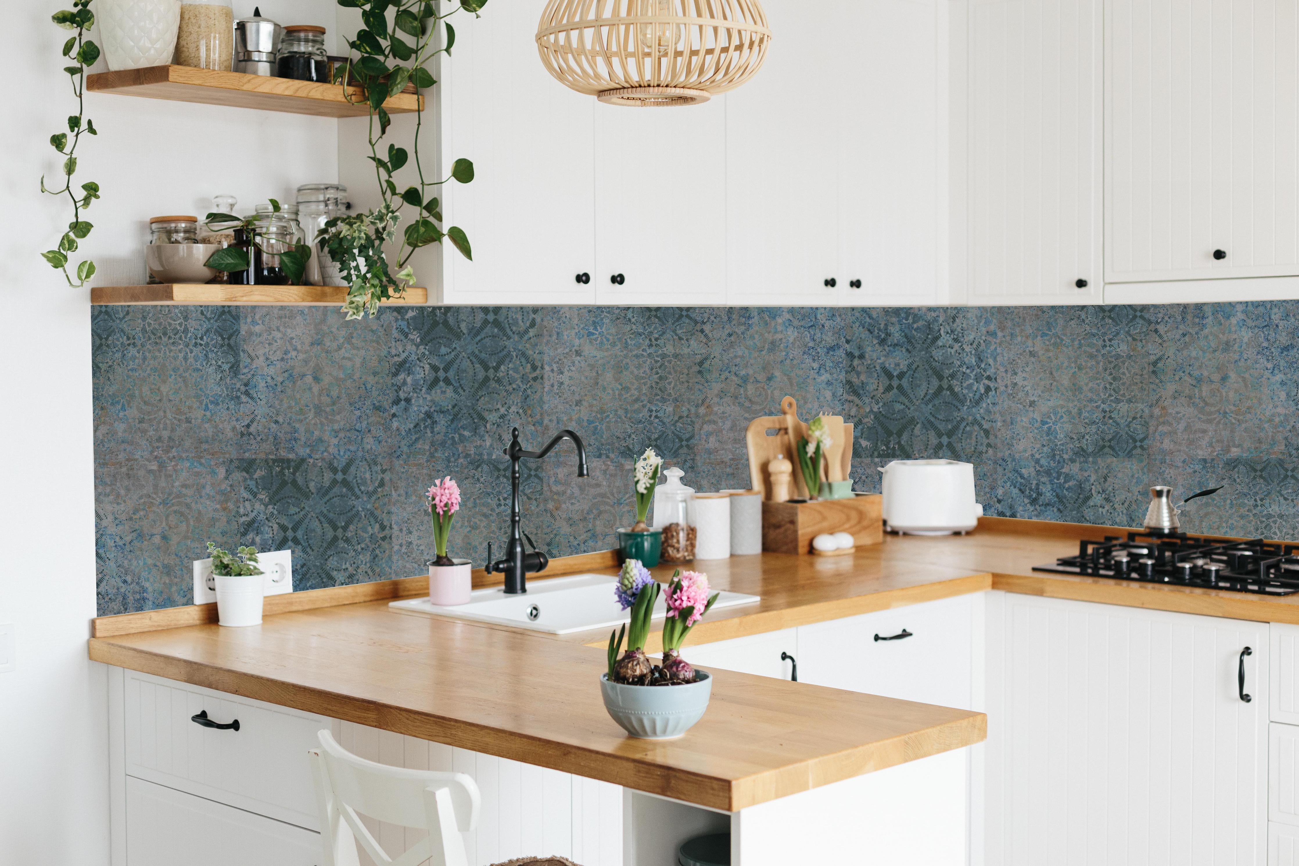 Küche - Alte Türkis Graue Patchwork Mosaikfliesen hinter weißen Hochglanz-Küchenregalen und schwarzem Wasserhahn