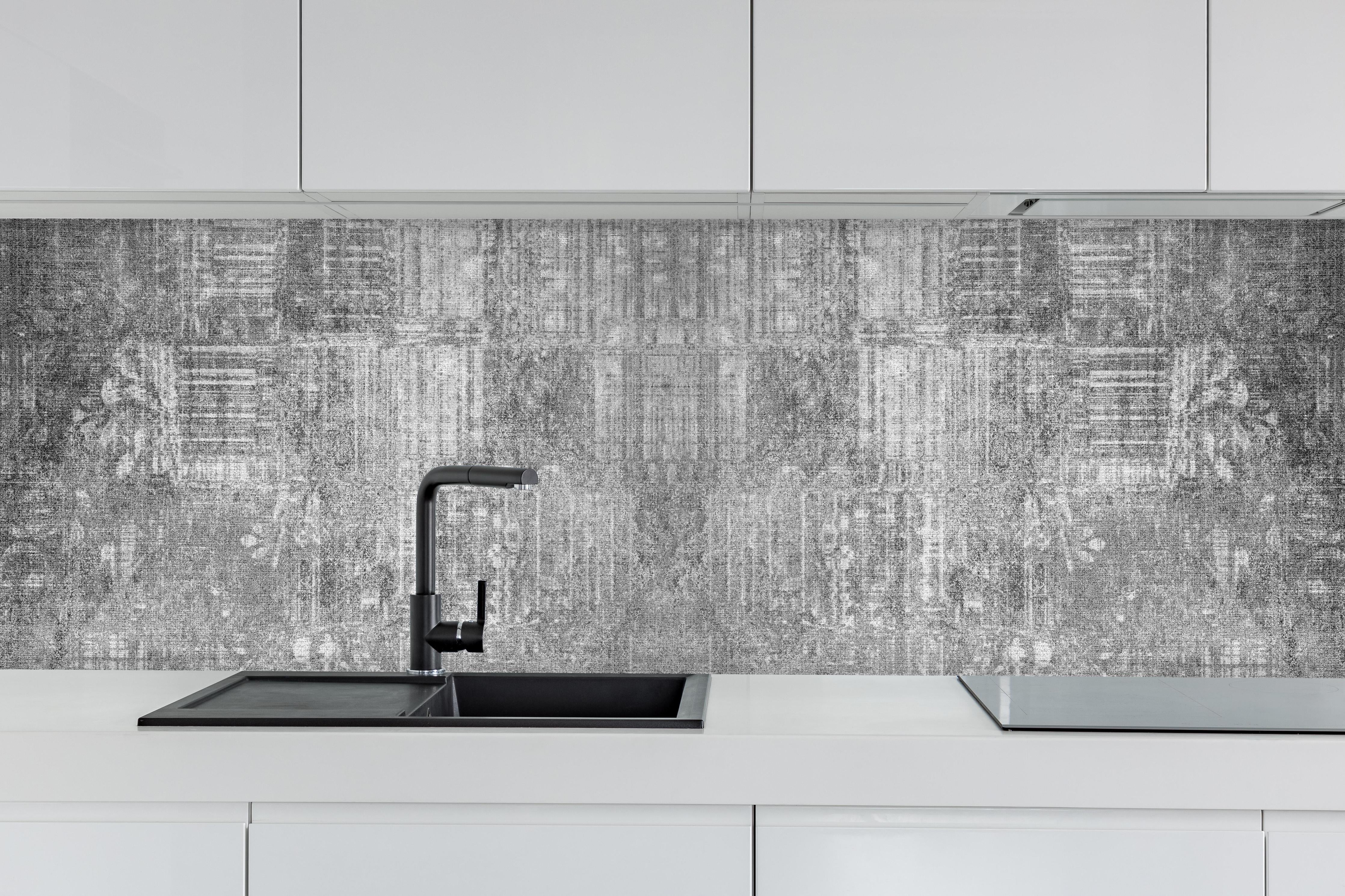 Küche - Alte Vintage Betonmauer Panorama-Textur hinter weißen Hochglanz-Küchenregalen und schwarzem Wasserhahn