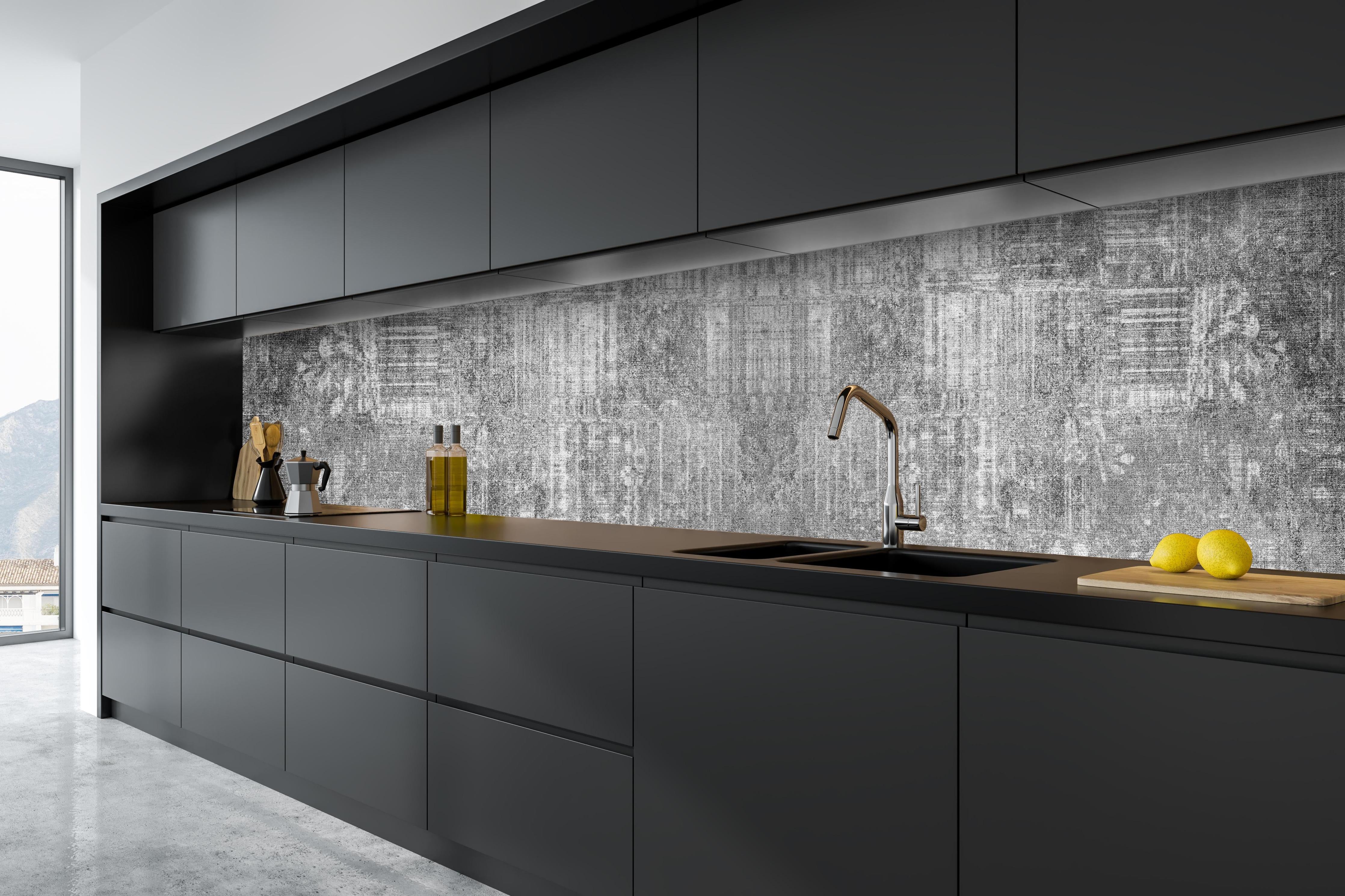 Küche - Alte Vintage Betonmauer Panorama-Textur hinter weißen Hochglanz-Küchenregalen und schwarzem Wasserhahn