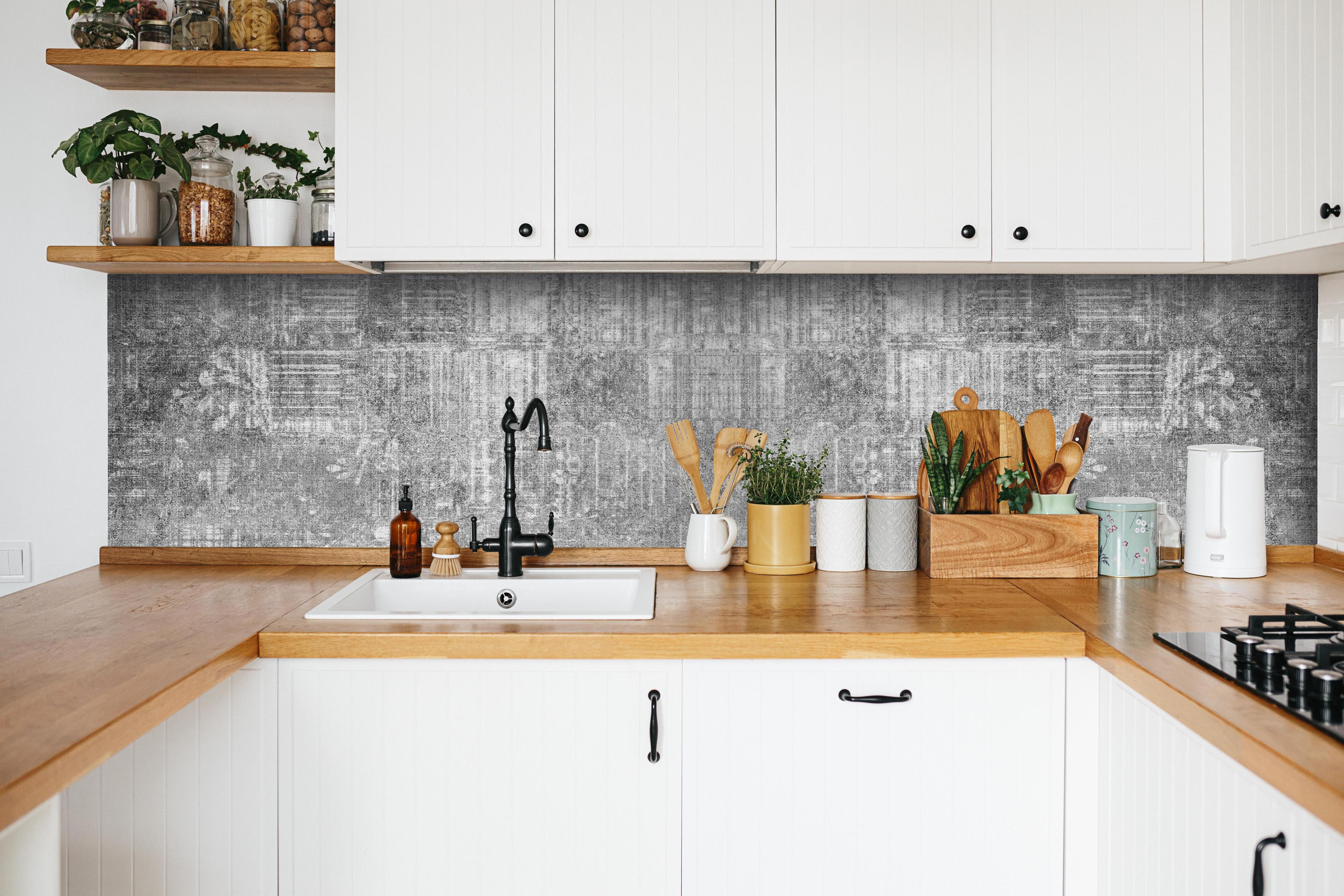 Küche - Alte Vintage Betonmauer Panorama-Textur hinter weißen Hochglanz-Küchenregalen und schwarzem Wasserhahn