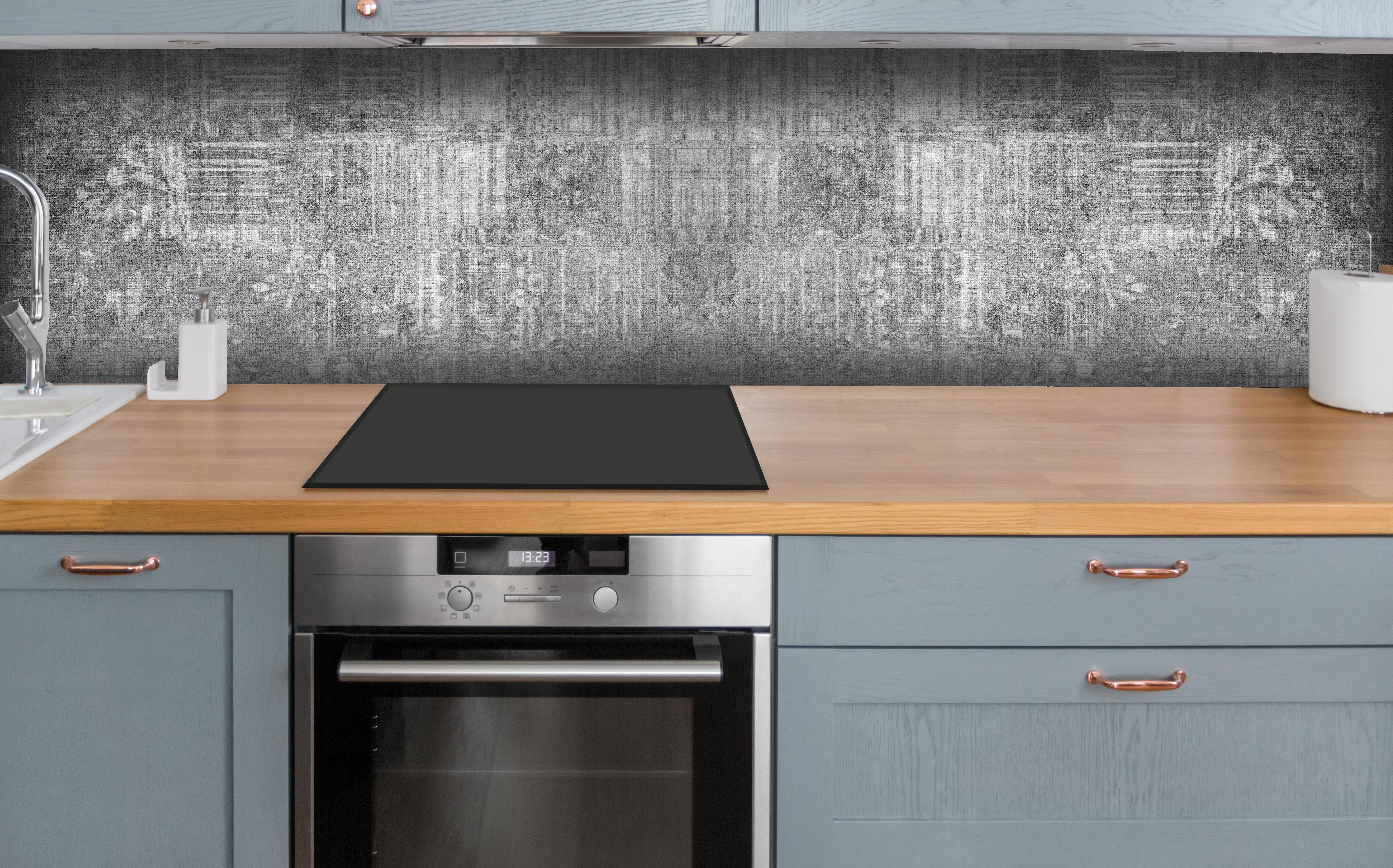 Küche - Alte Vintage Betonmauer Panorama-Textur hinter weißen Hochglanz-Küchenregalen und schwarzem Wasserhahn