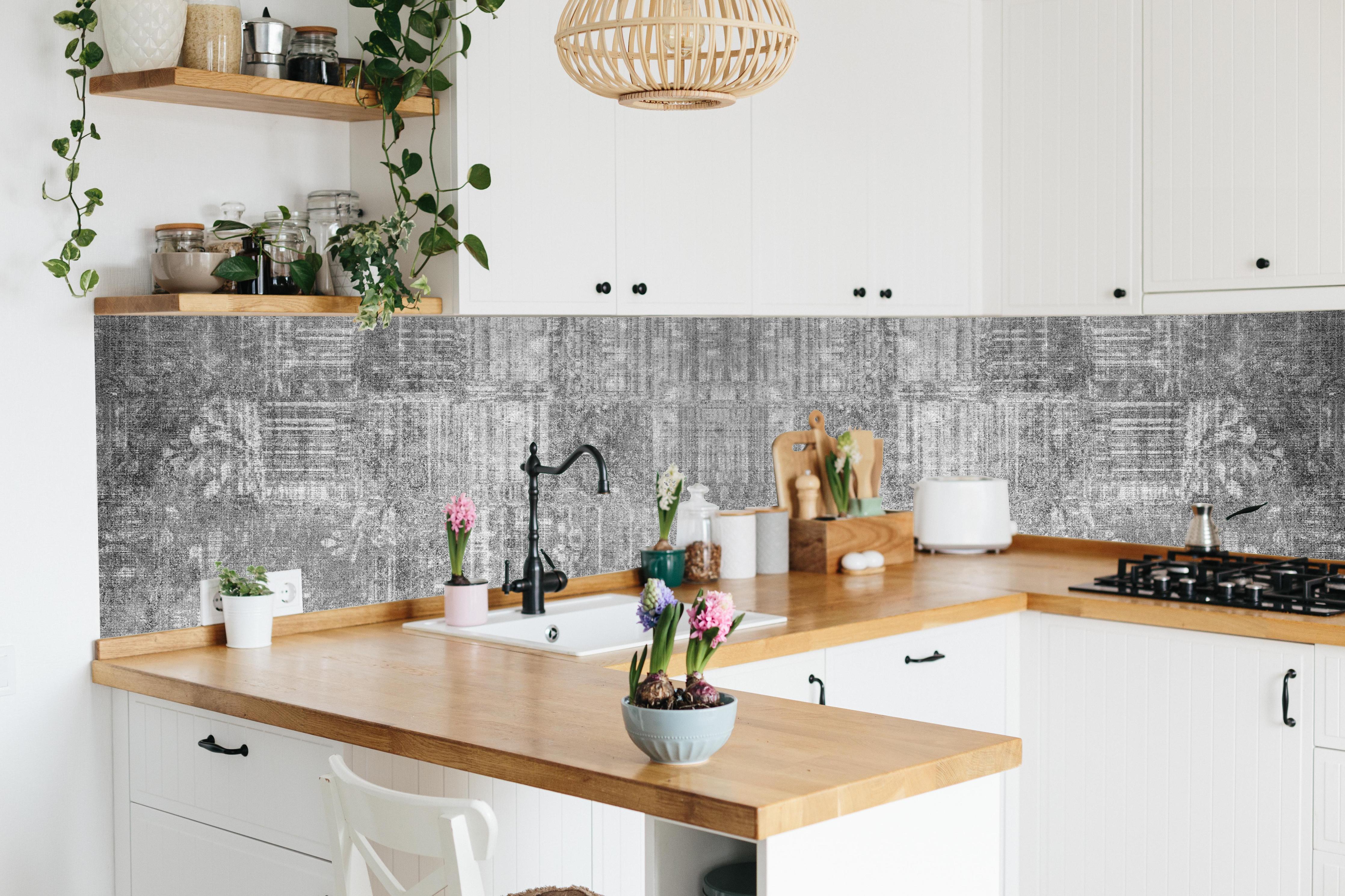 Küche - Alte Vintage Betonmauer Panorama-Textur hinter weißen Hochglanz-Küchenregalen und schwarzem Wasserhahn