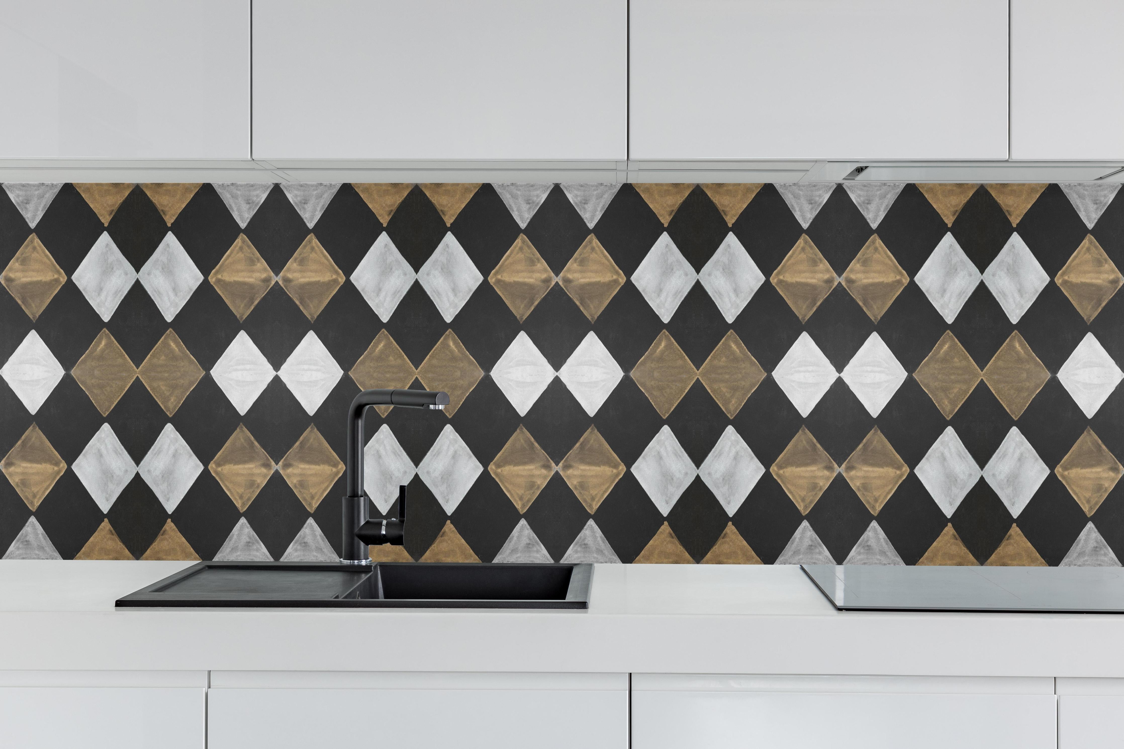 Küche - Alte Vintage Mosaikfliesen Wandtextur hinter weißen Hochglanz-Küchenregalen und schwarzem Wasserhahn