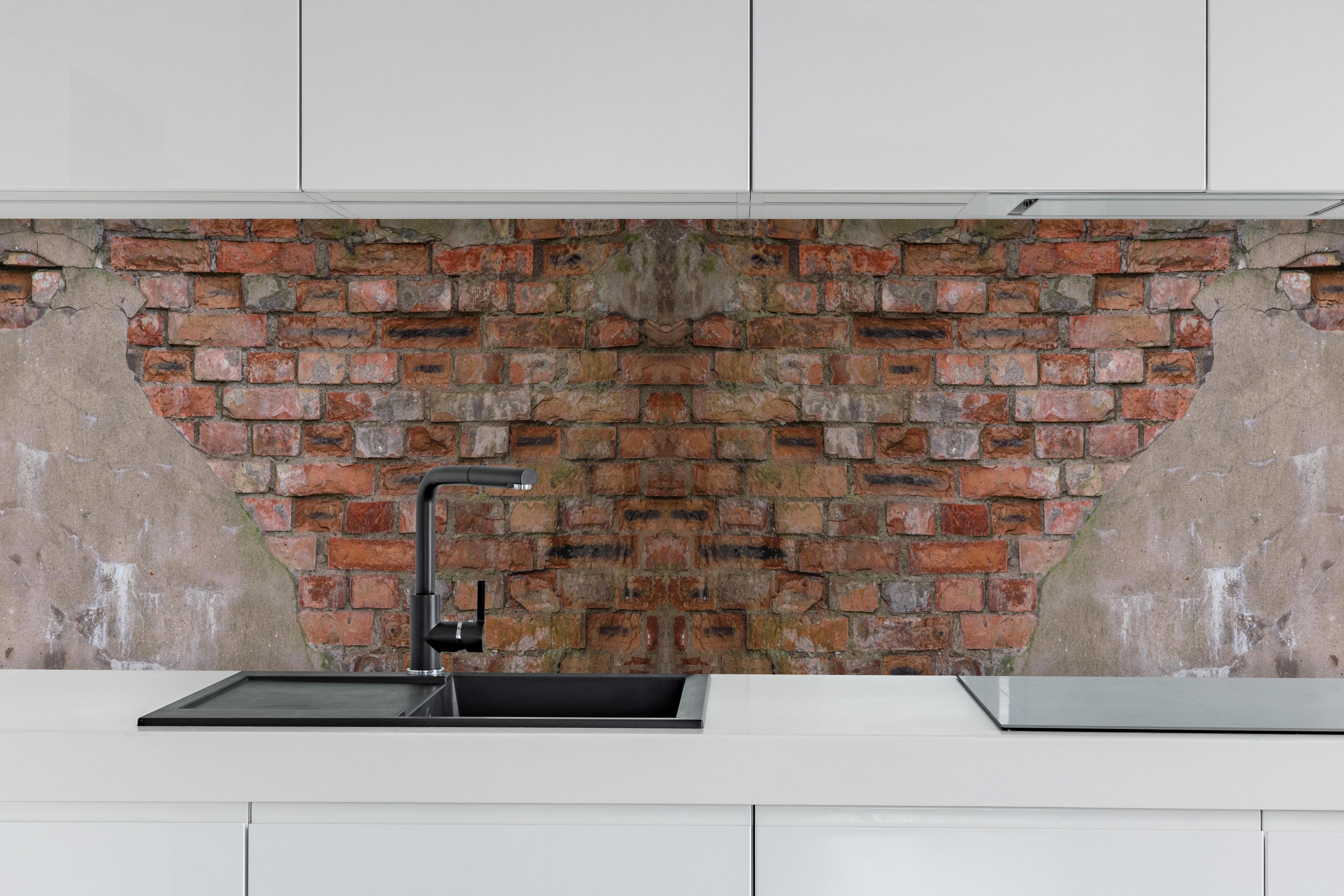 Küche - Alte Ziegelmauerwerk Banner Hintergrund hinter weißen Hochglanz-Küchenregalen und schwarzem Wasserhahn
