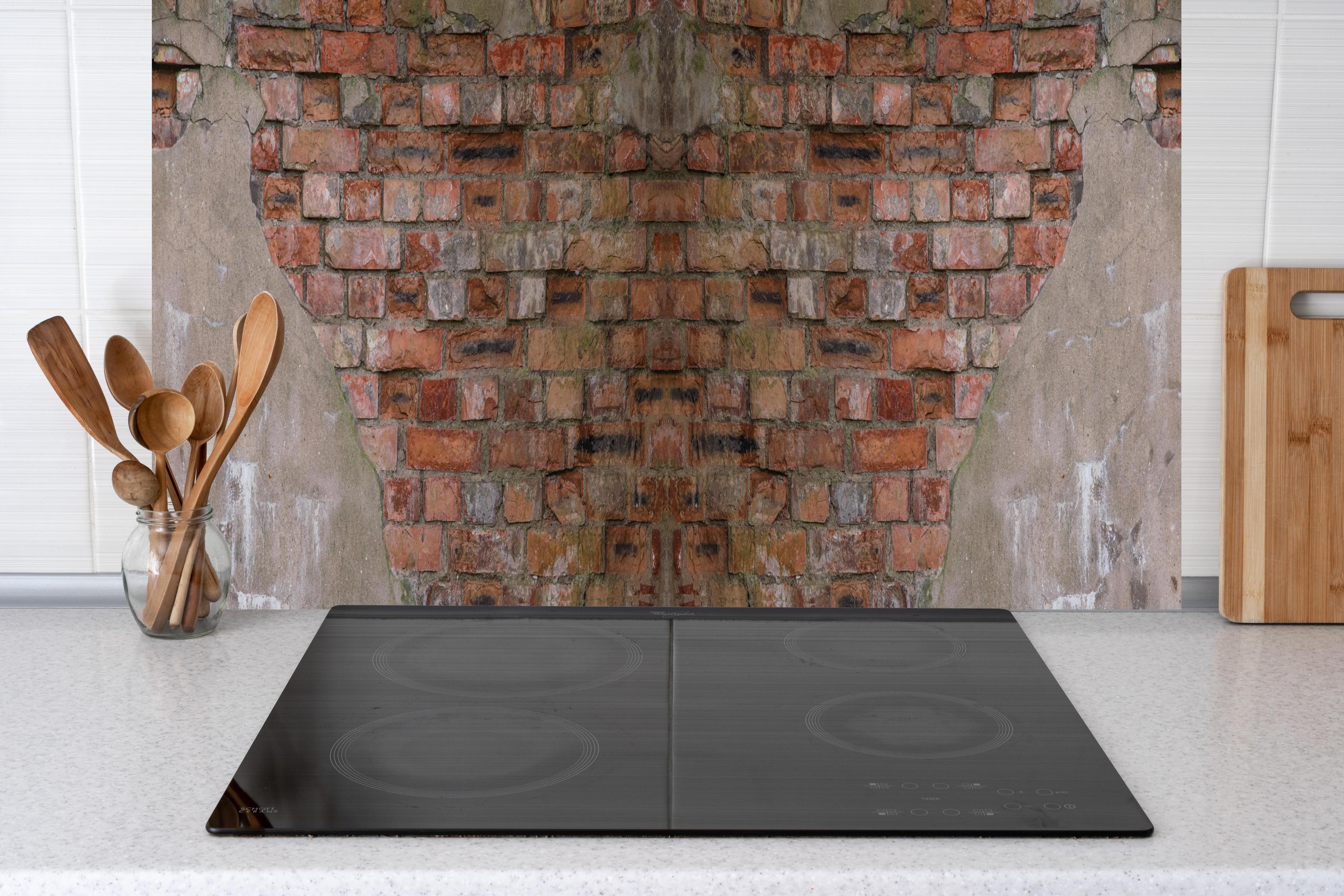 Küche - Alte Ziegelmauerwerk Banner Hintergrund hinter weißen Hochglanz-Küchenregalen und schwarzem Wasserhahn