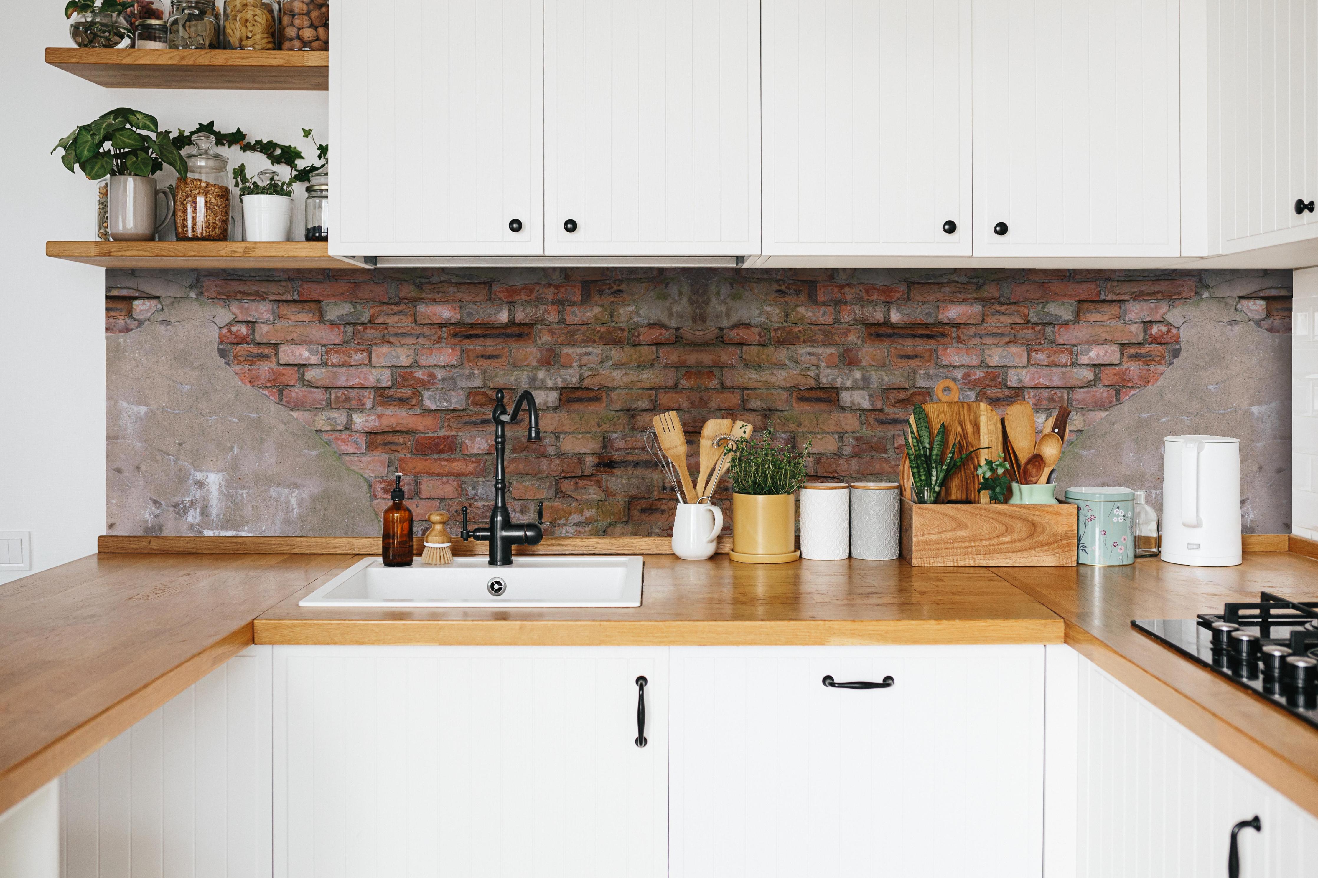 Küche - Alte Ziegelmauerwerk Banner Hintergrund hinter weißen Hochglanz-Küchenregalen und schwarzem Wasserhahn