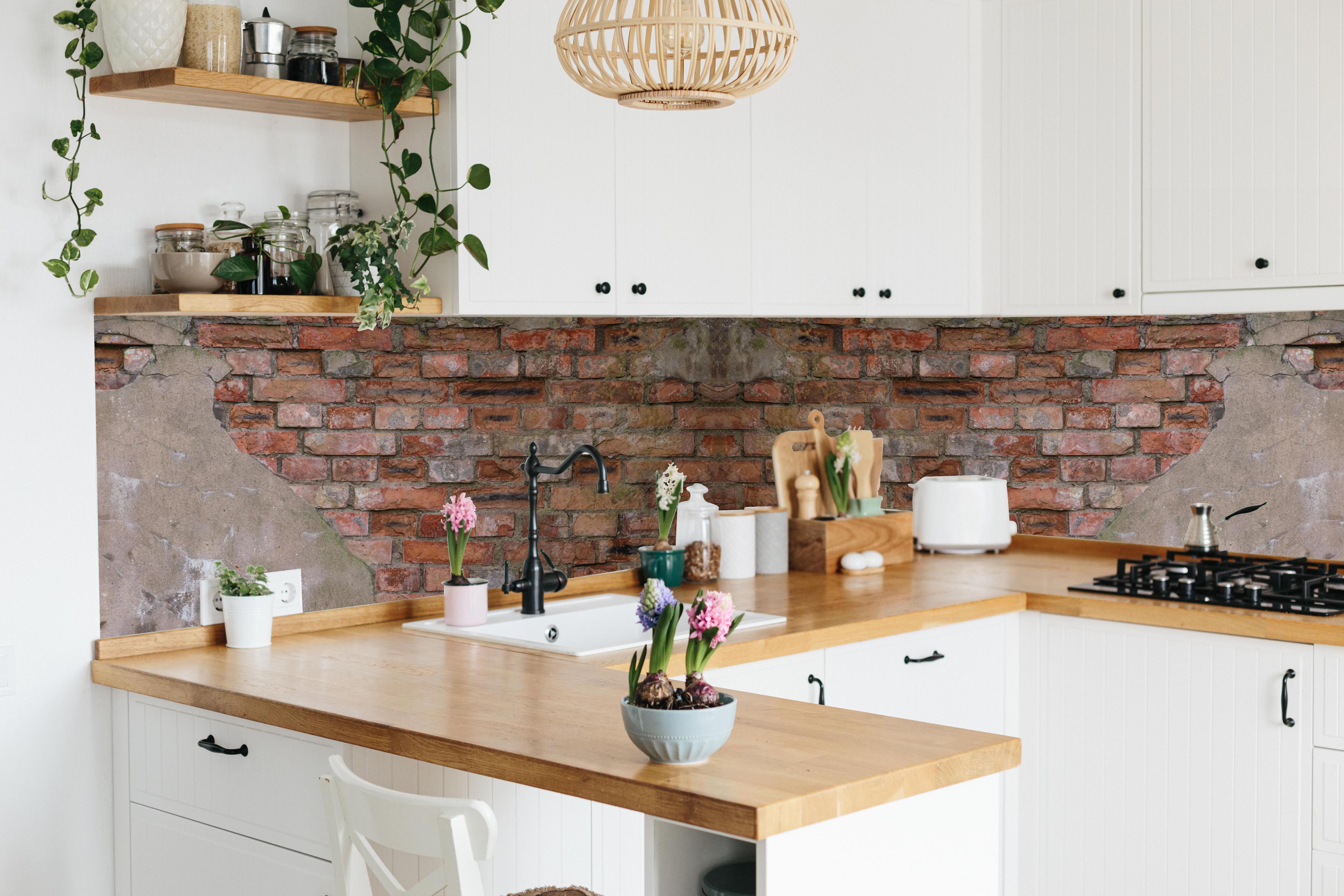 Küche - Alte Ziegelmauerwerk Banner Hintergrund hinter weißen Hochglanz-Küchenregalen und schwarzem Wasserhahn