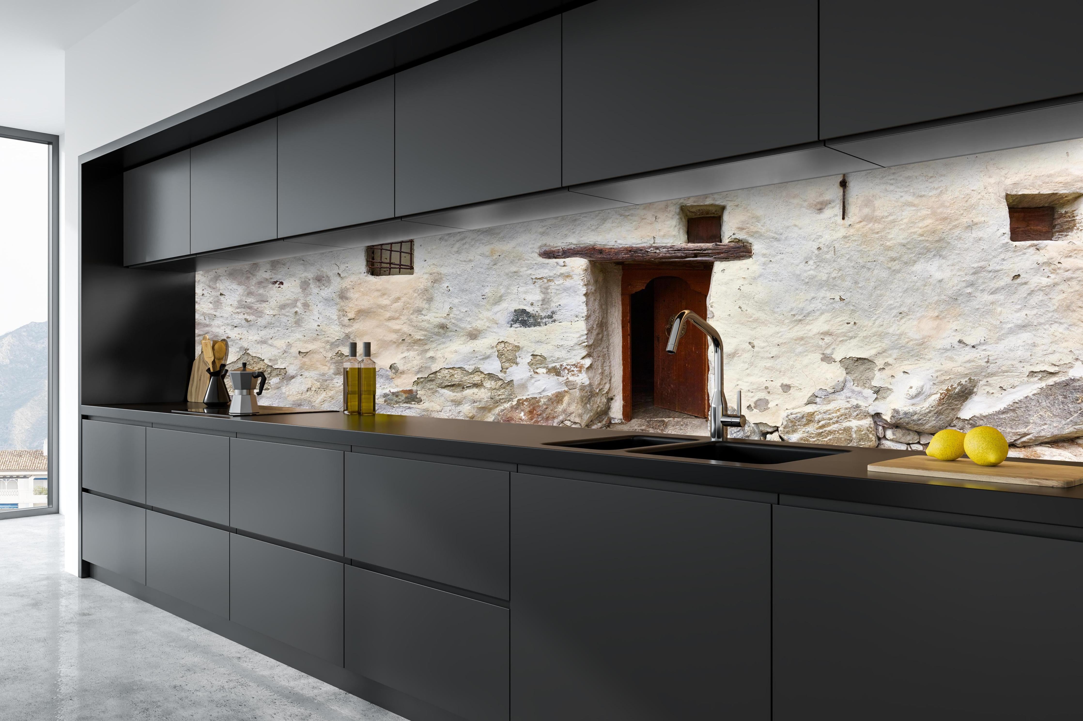 Küche - Alter Türeingang in Südtirol hinter weißen Hochglanz-Küchenregalen und schwarzem Wasserhahn