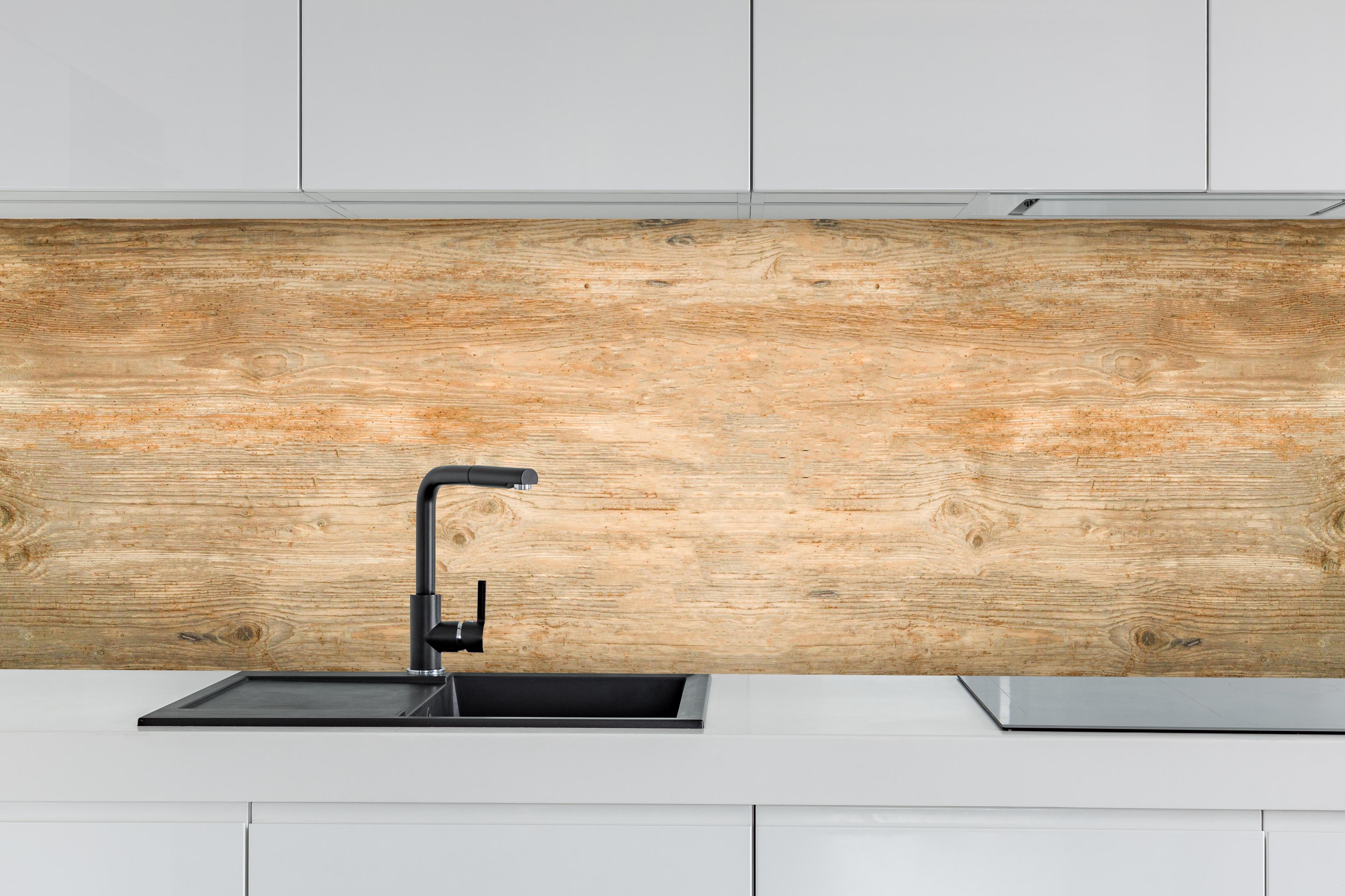 Küche - Alter rustikaler Holz Hintergrund Panorama hinter weißen Hochglanz-Küchenregalen und schwarzem Wasserhahn