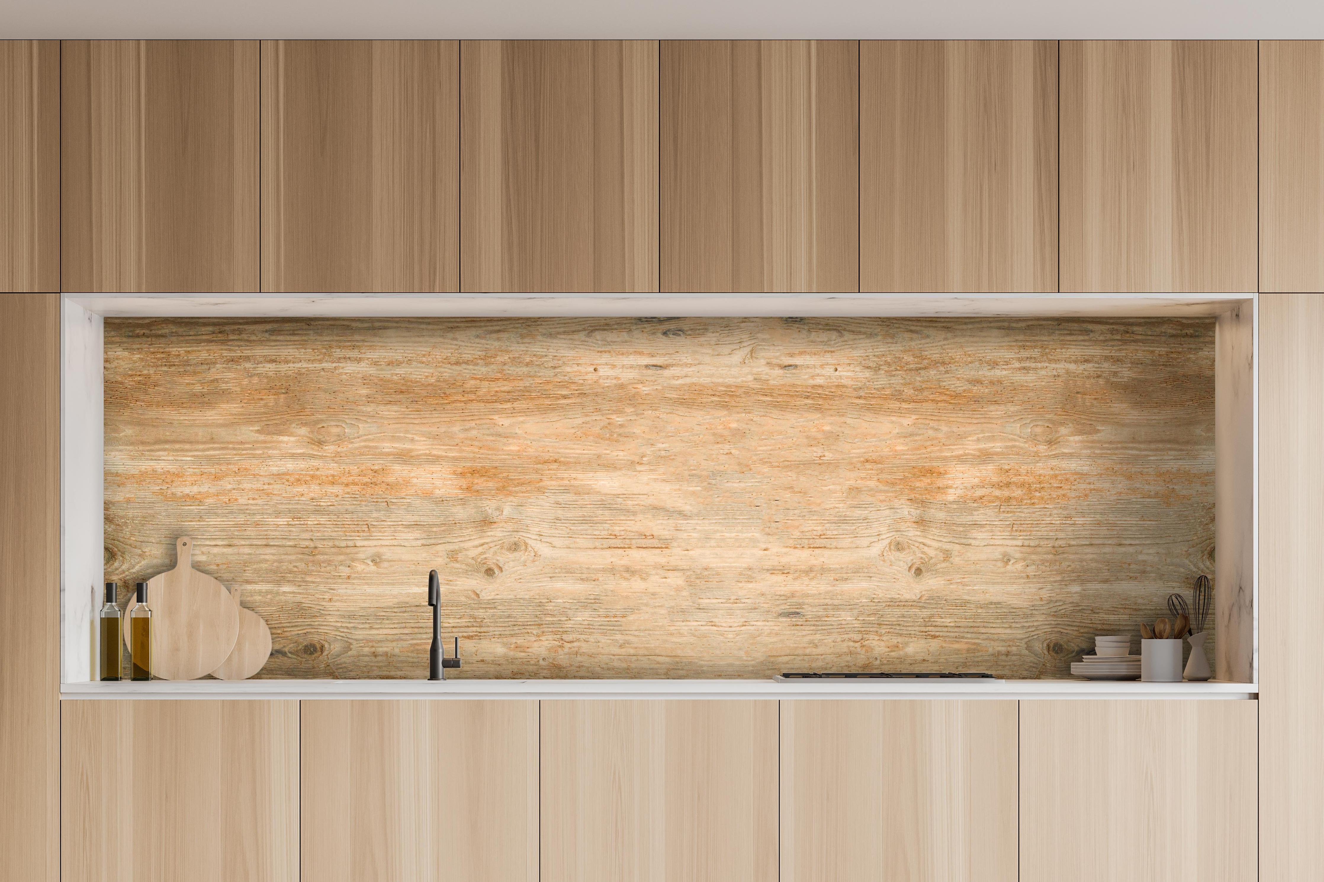 Küche - Alter rustikaler Holz Hintergrund Panorama hinter weißen Hochglanz-Küchenregalen und schwarzem Wasserhahn