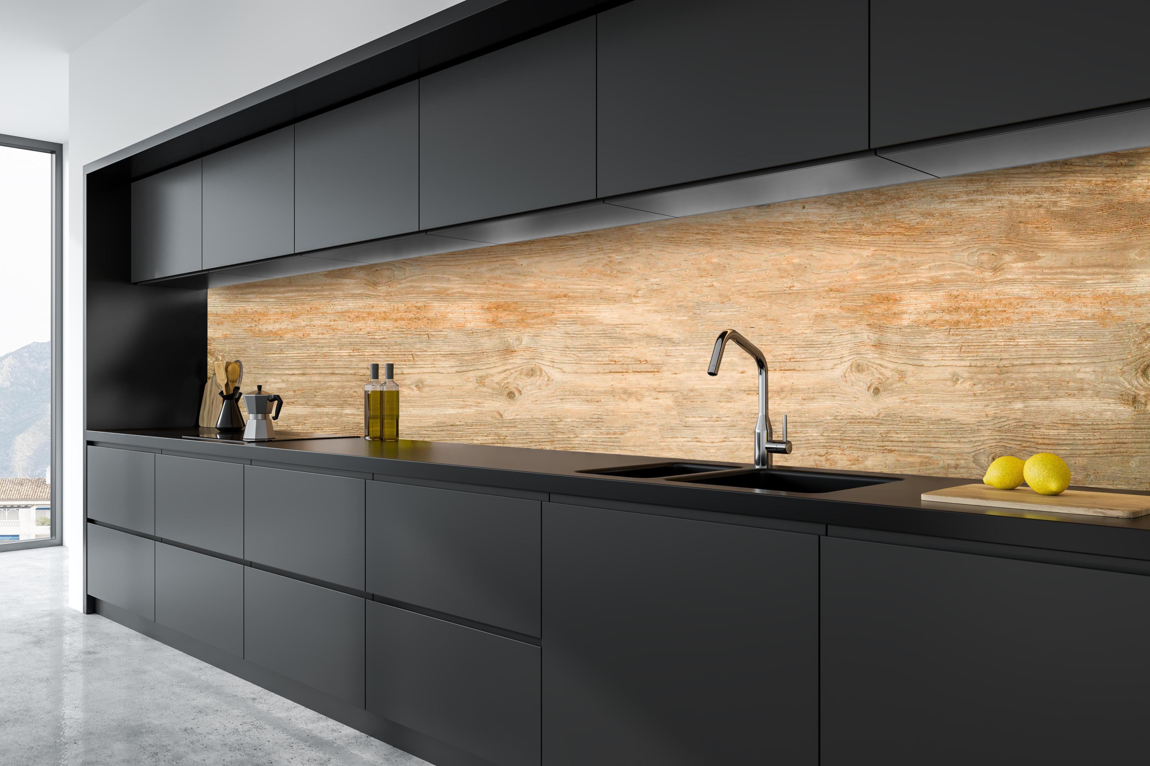 Küche - Alter rustikaler Holz Hintergrund Panorama hinter weißen Hochglanz-Küchenregalen und schwarzem Wasserhahn