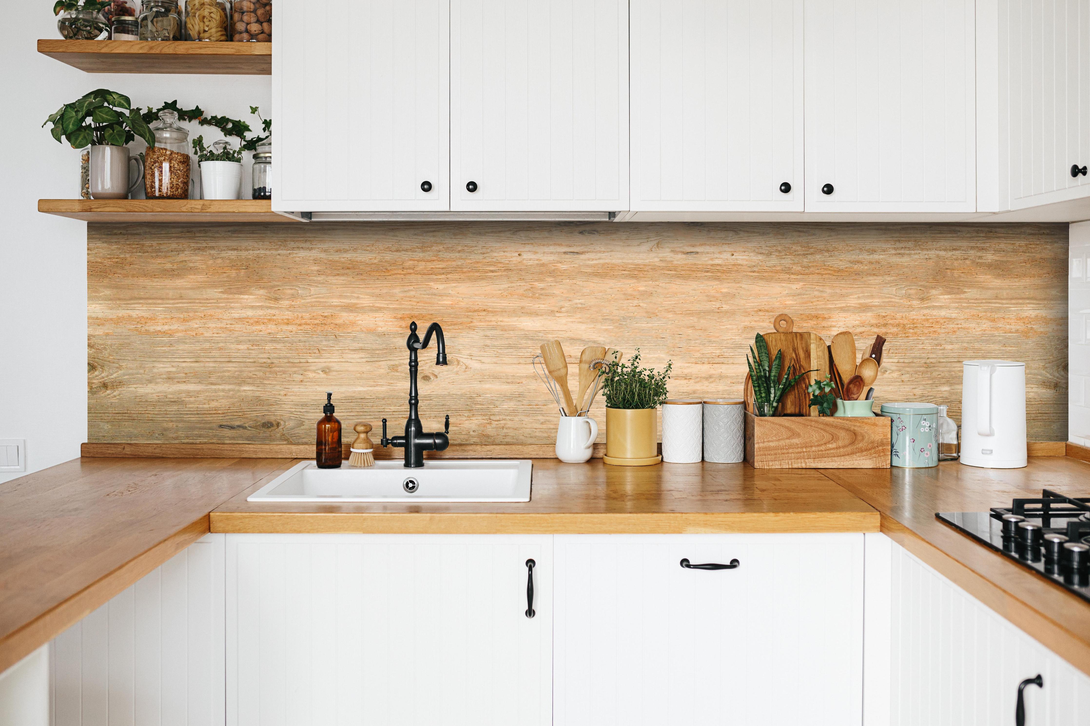 Küche - Alter rustikaler Holz Hintergrund Panorama hinter weißen Hochglanz-Küchenregalen und schwarzem Wasserhahn