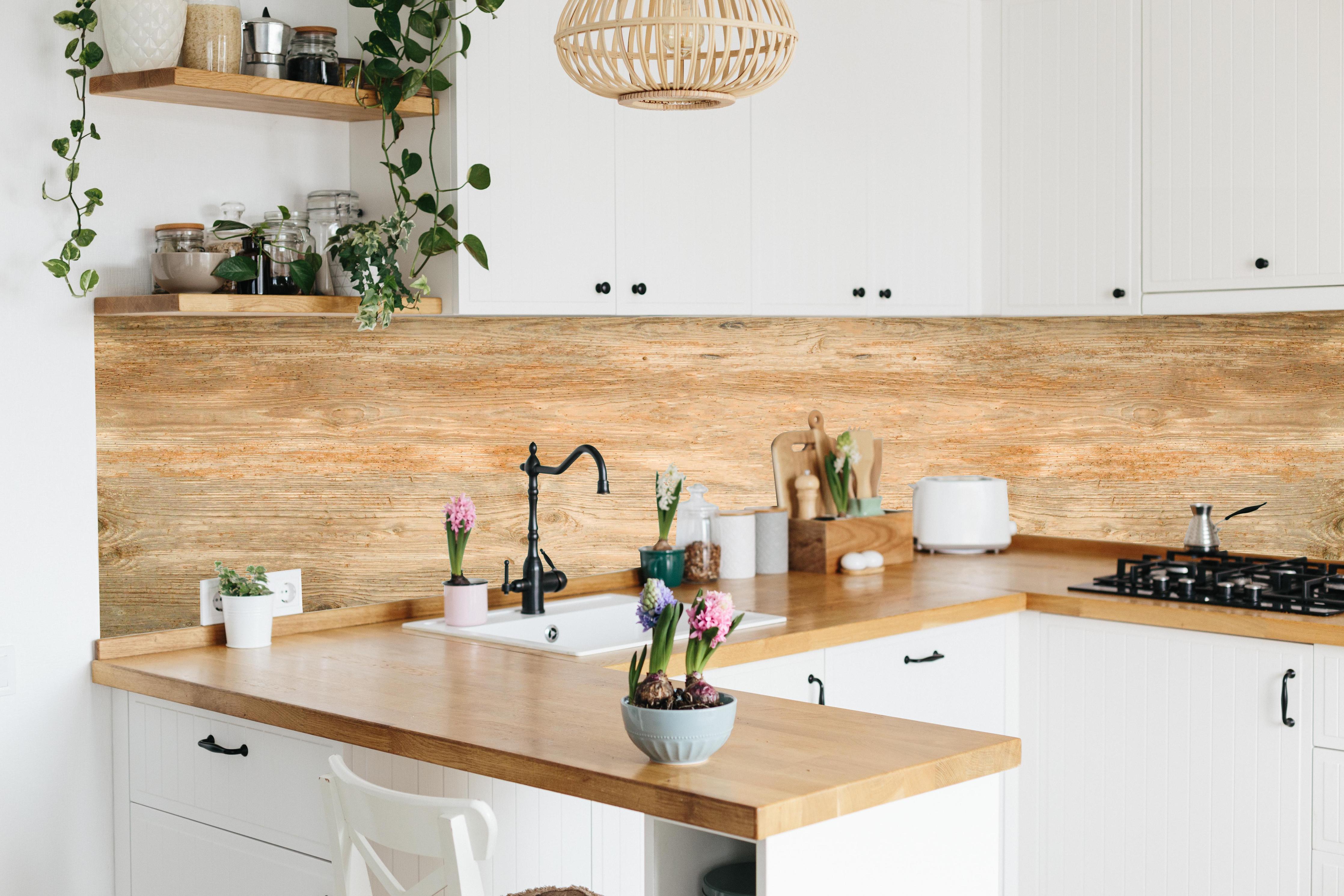 Küche - Alter rustikaler Holz Hintergrund Panorama hinter weißen Hochglanz-Küchenregalen und schwarzem Wasserhahn