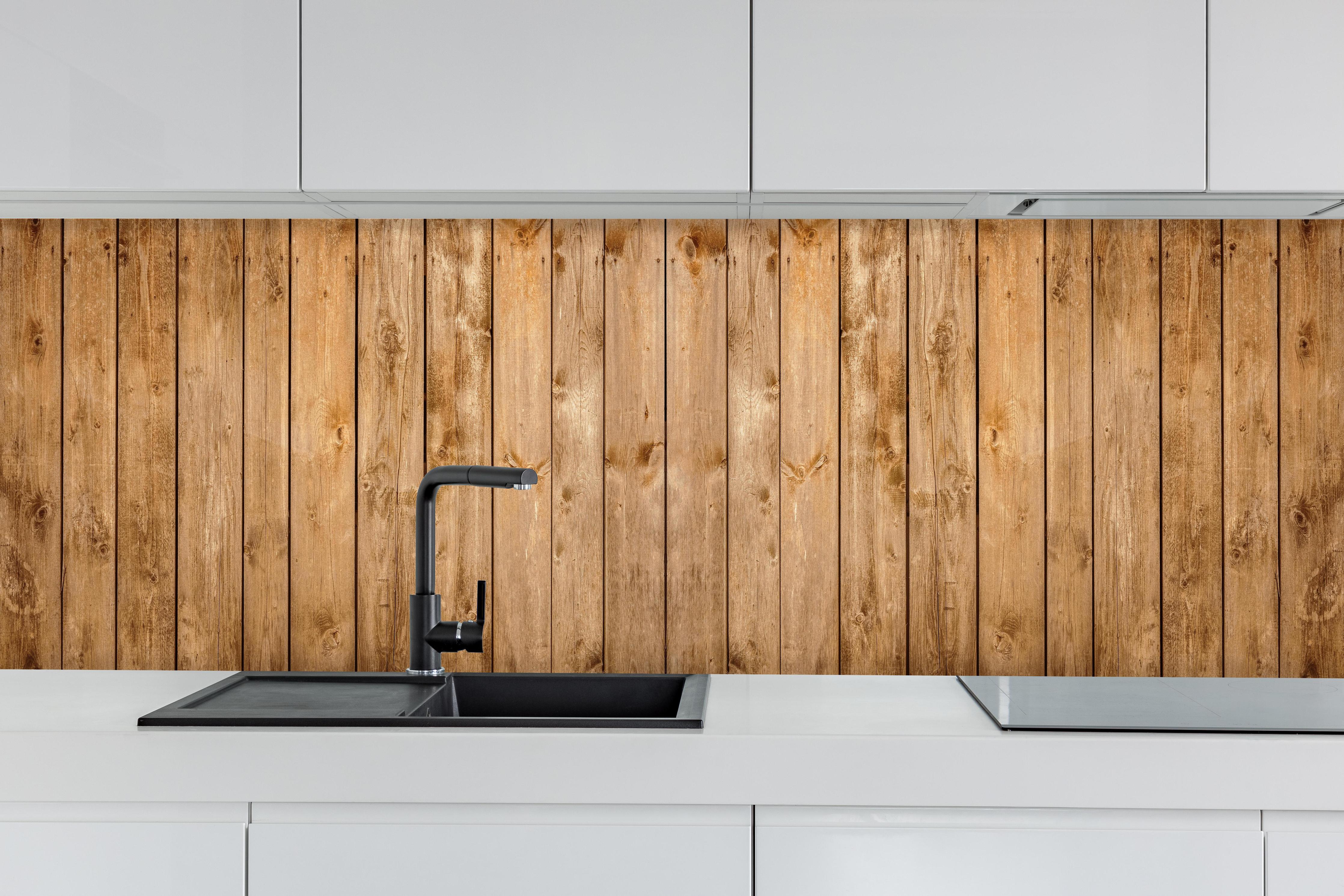 Küche - Altholz Struktur Panorama Brauntöne hinter weißen Hochglanz-Küchenregalen und schwarzem Wasserhahn