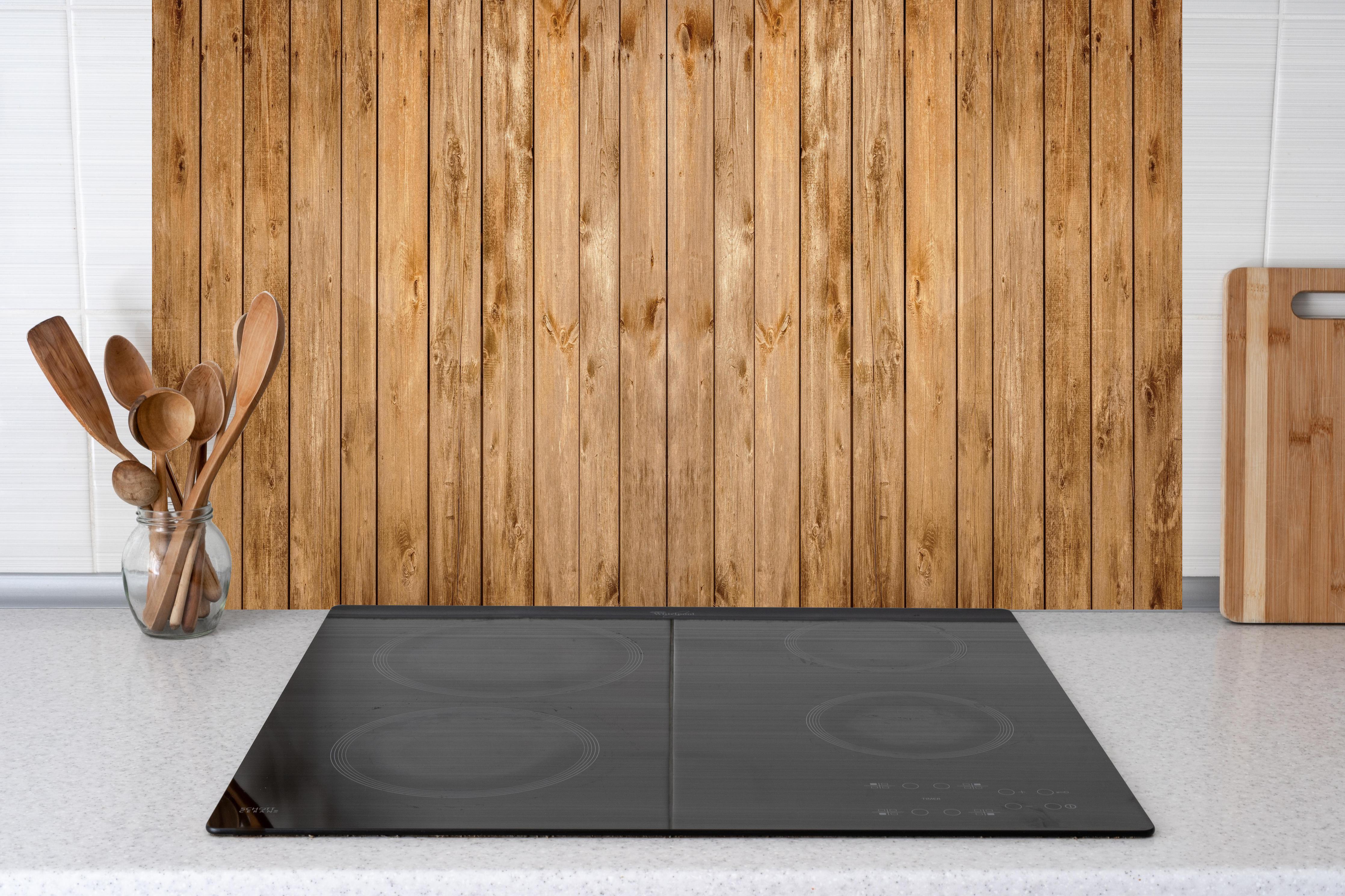 Küche - Altholz Struktur Panorama Brauntöne hinter weißen Hochglanz-Küchenregalen und schwarzem Wasserhahn